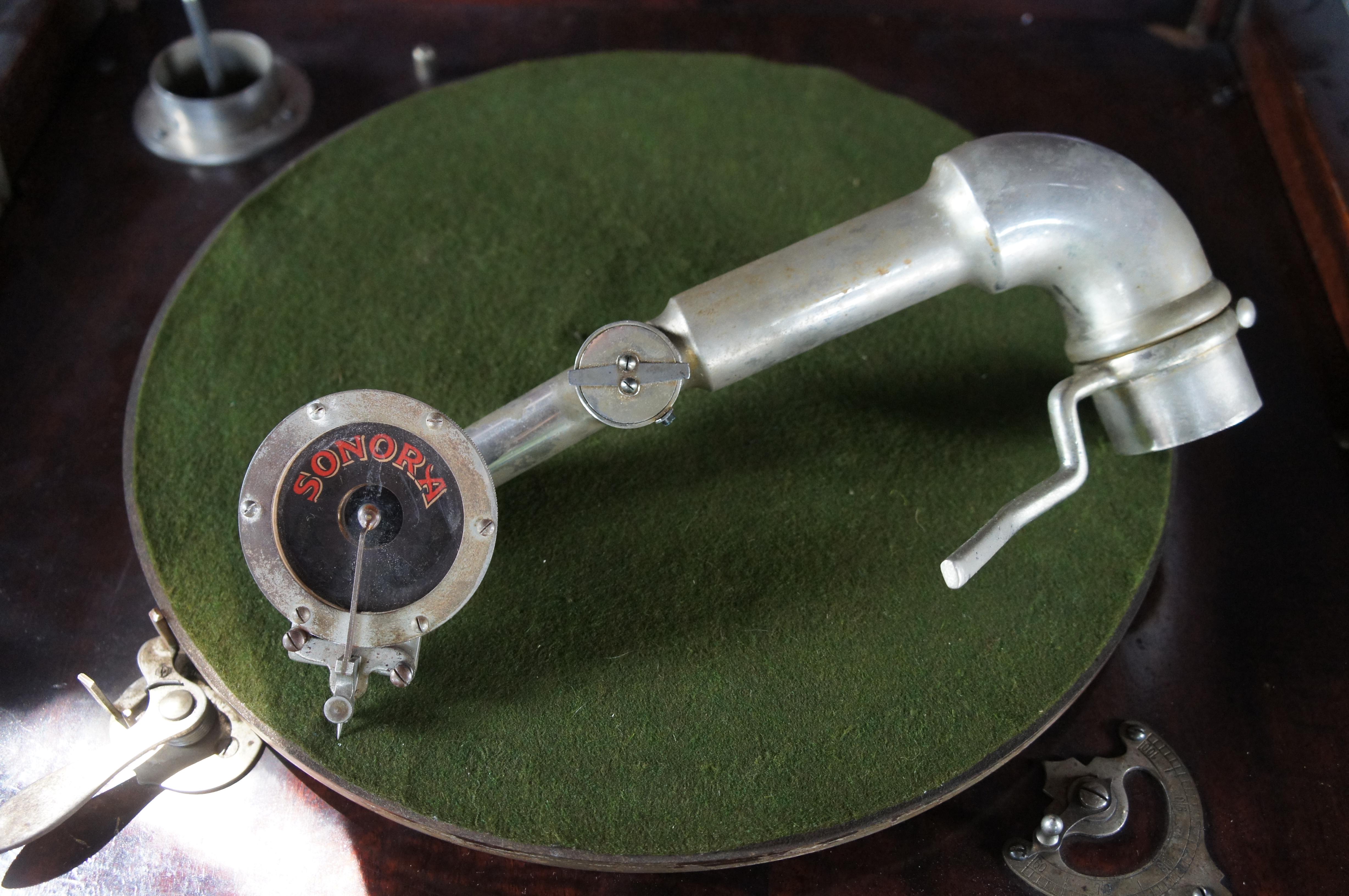Antike Bombe Form Mahagoni Sanora Baby Grand Phonograph Grammophon Wind Up im Angebot 3