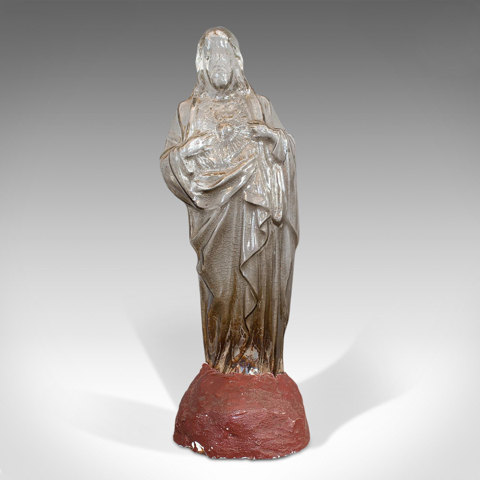 Il s'agit d'un ancien pot à bonbons. Statuette de confiserie française en verre représentant Jésus-Christ et le cœur sacré, datant de la fin du XIXe siècle, vers 1900.

Fascinante verrerie française fin de siècle
Affiche une patine vieillie