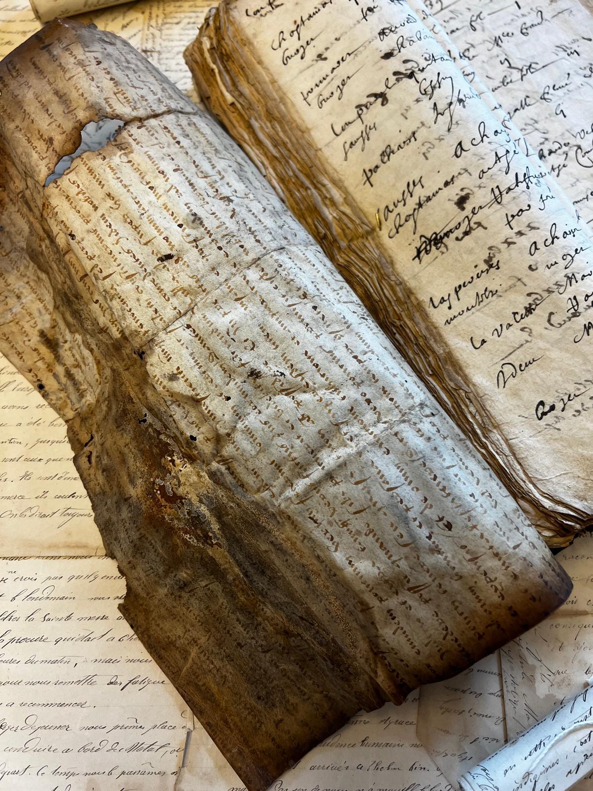 Affiche/peinture de revue de livres françaises anciennes du 13e au 19e siècle Bon état - En vente à Doha, QA