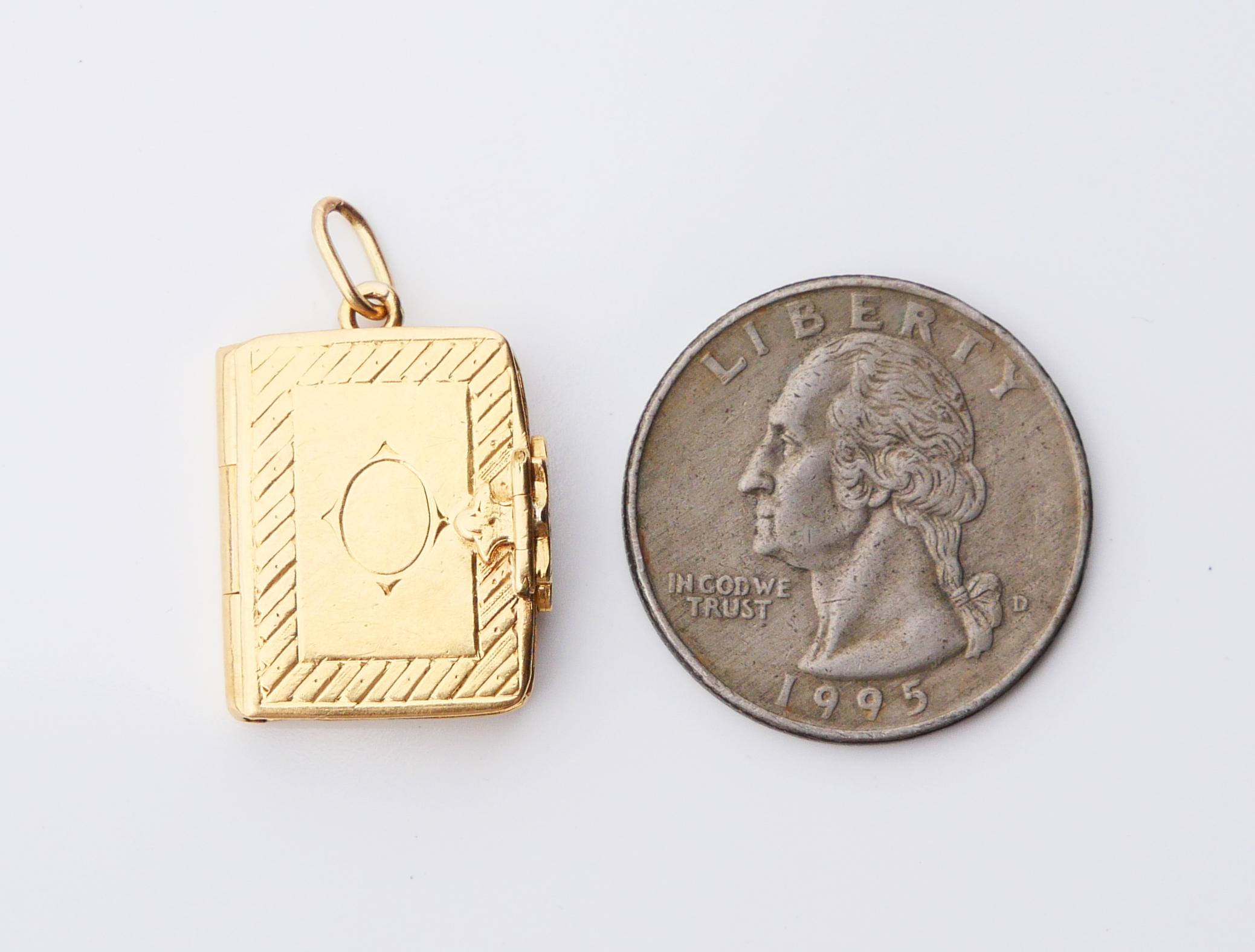 Ciondolo a forma di libro antico in oro massiccio 18 carati  / 5,9 gr in vendita 10