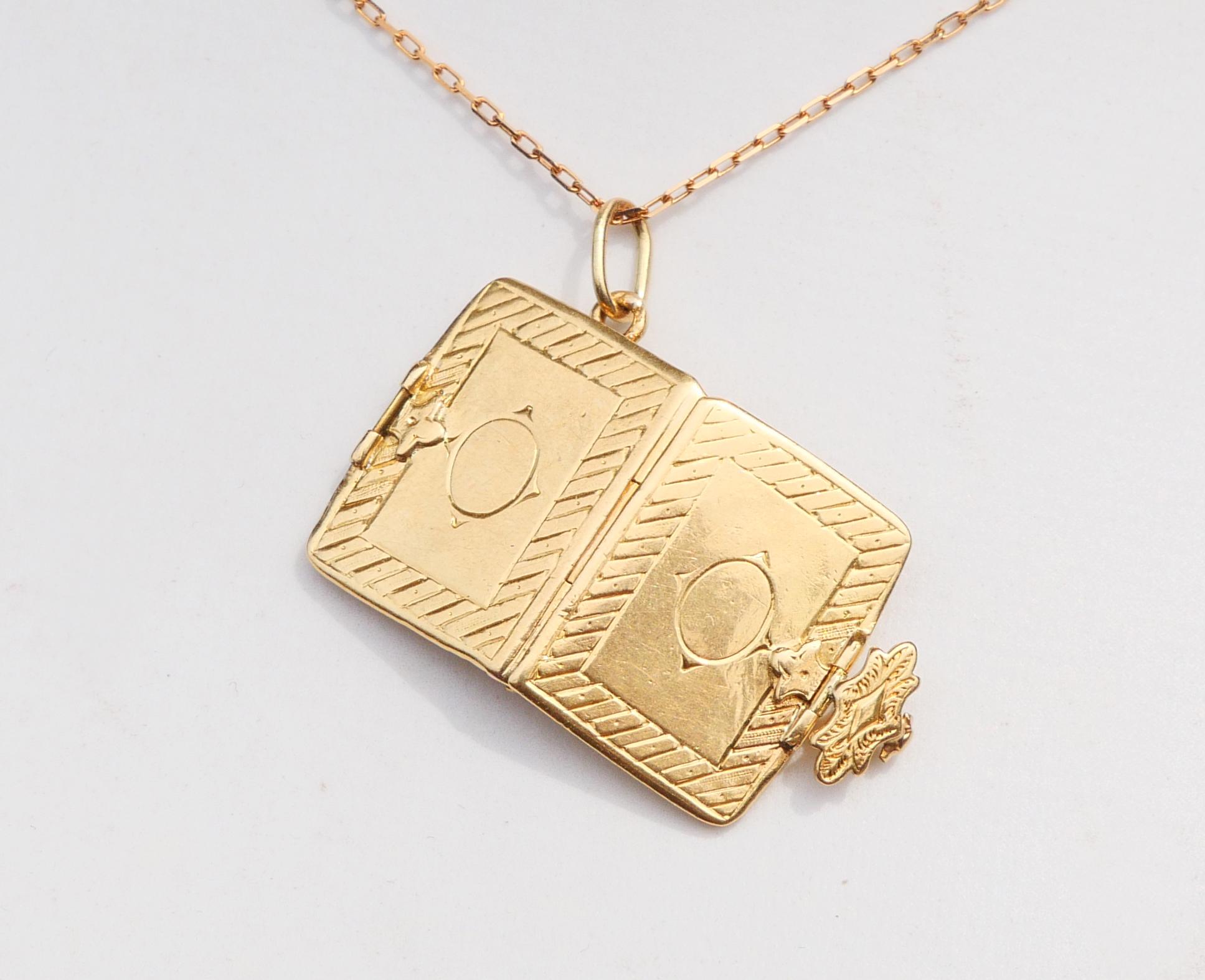Vittoriano Ciondolo a forma di libro antico in oro massiccio 18 carati  / 5,9 gr in vendita