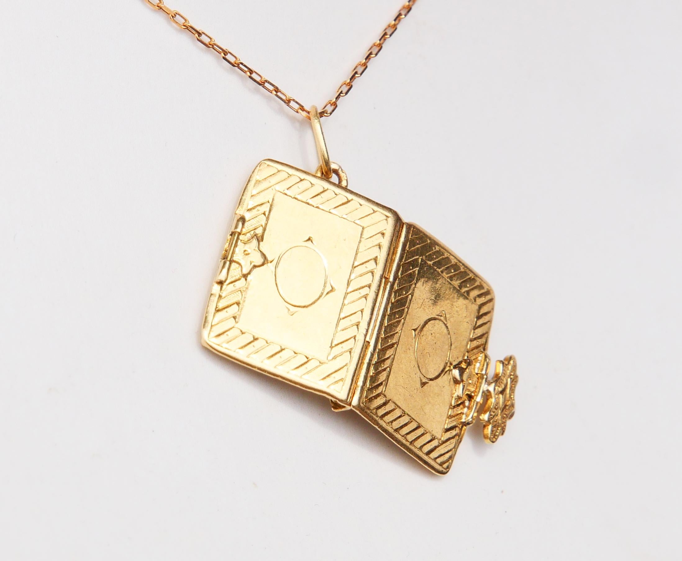 Ciondolo a forma di libro antico in oro massiccio 18 carati  / 5,9 gr in vendita 1