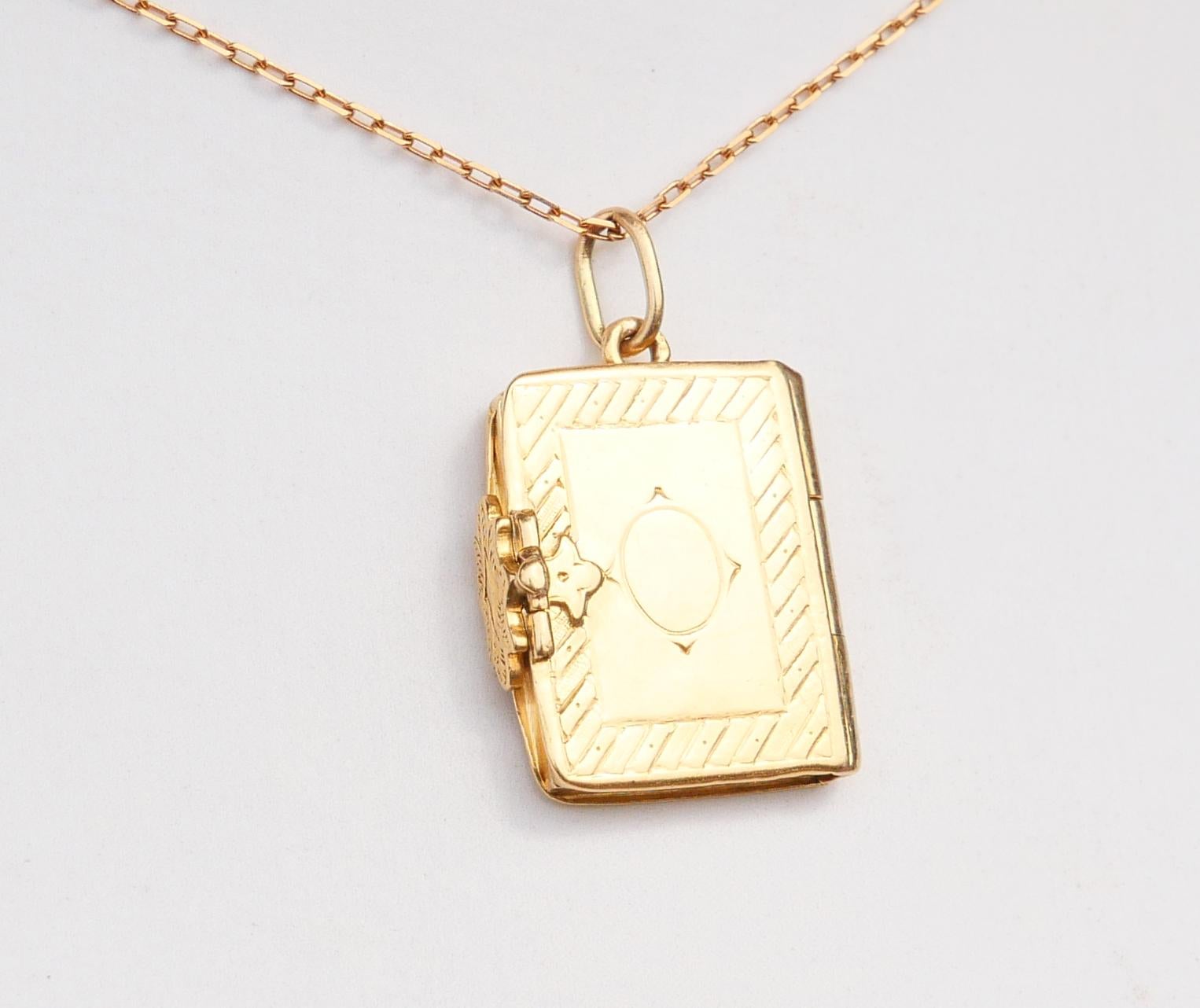 Ciondolo a forma di libro antico in oro massiccio 18 carati  / 5,9 gr in vendita 3