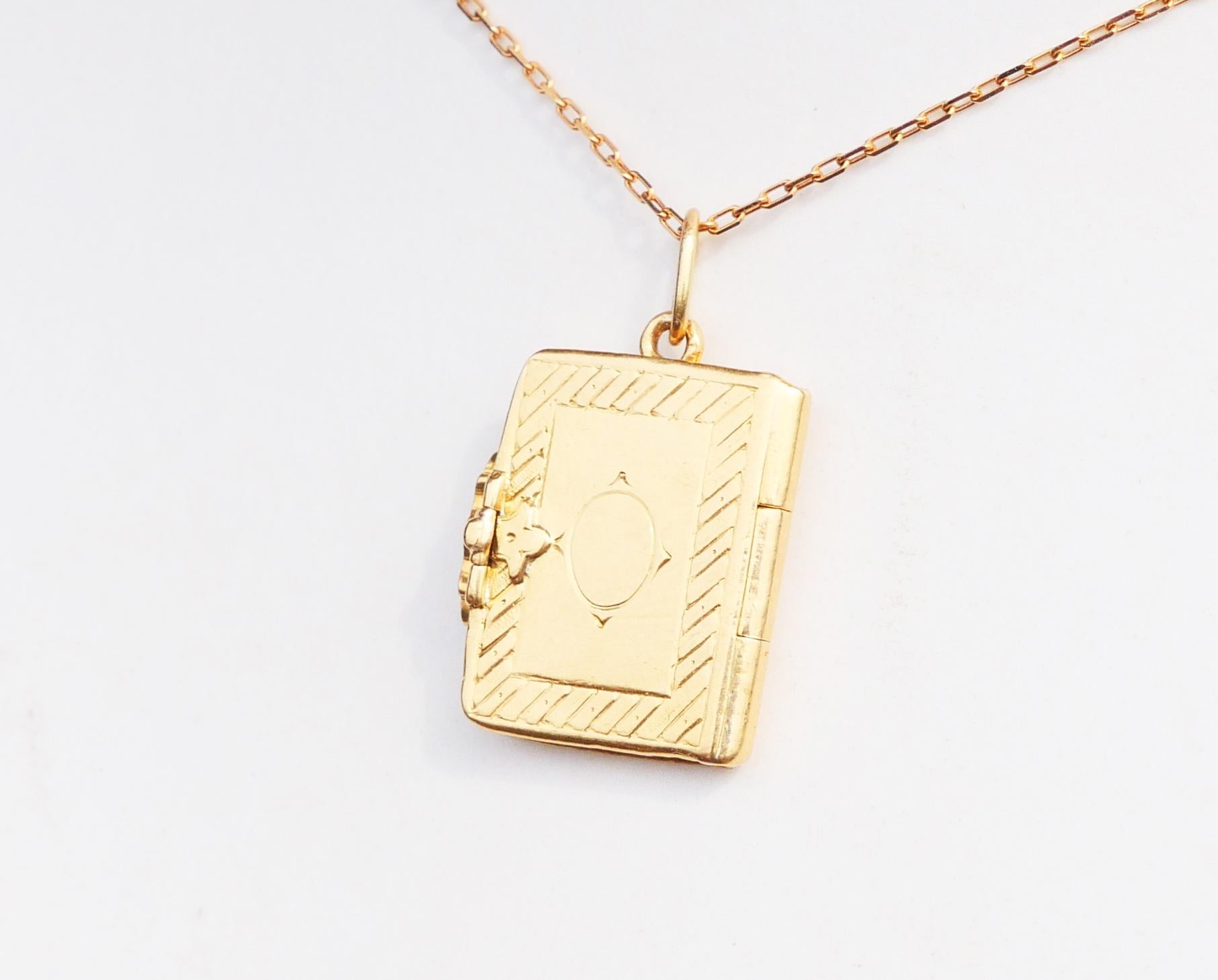 Ciondolo a forma di libro antico in oro massiccio 18 carati  / 5,9 gr in vendita 4