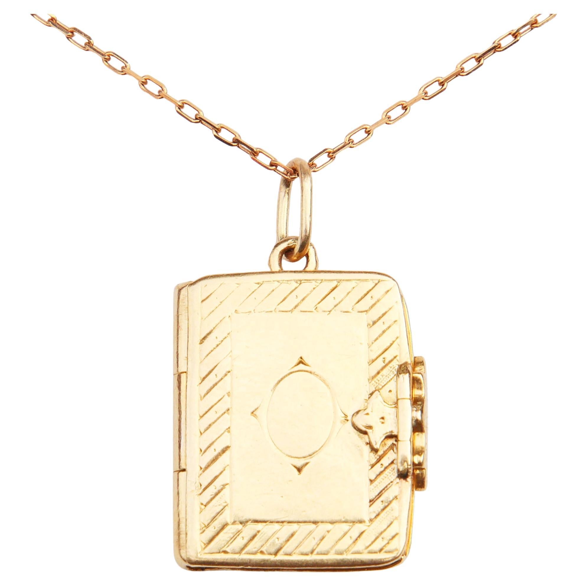 Ciondolo a forma di libro antico in oro massiccio 18 carati  / 5,9 gr in vendita