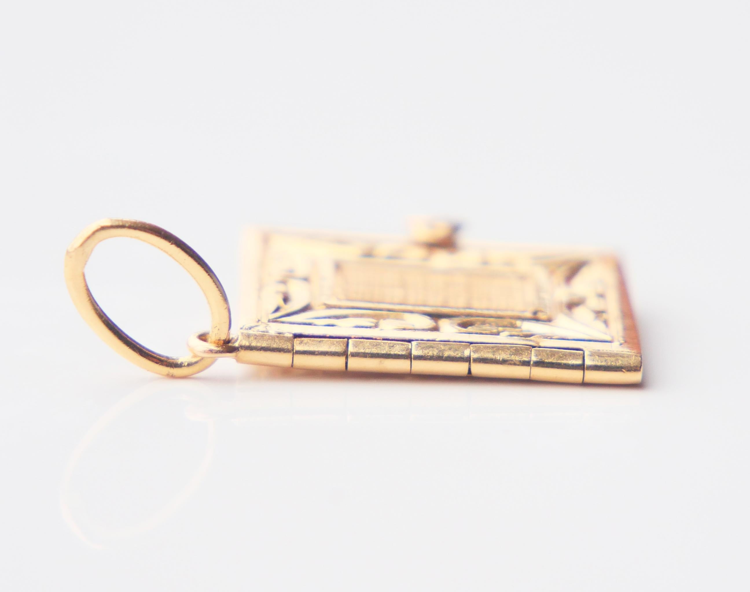 Pendentif livre ancien en or massif 18K / 3,3 gr en vente 7