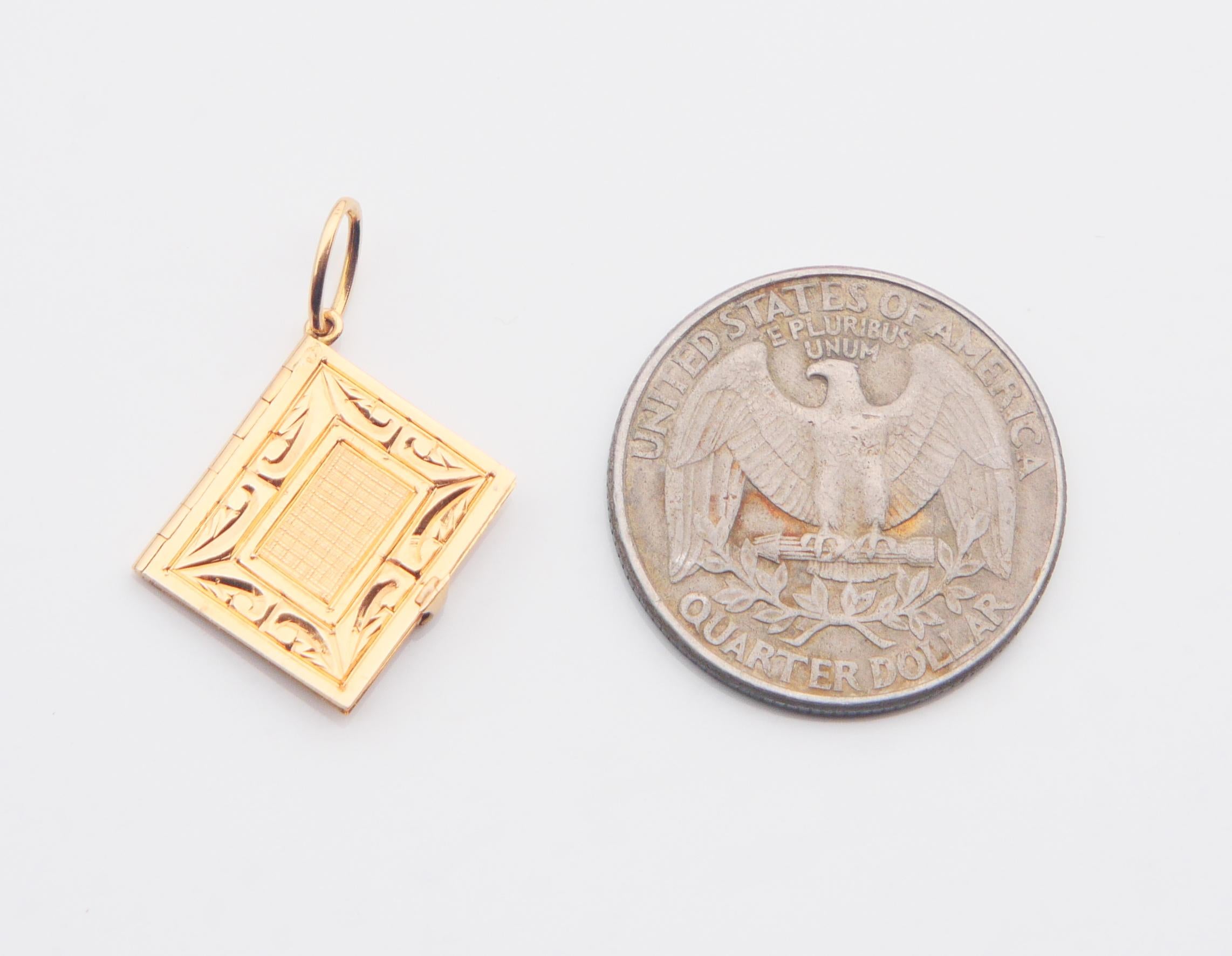 Pendentif livre ancien en or massif 18K / 3,3 gr en vente 8
