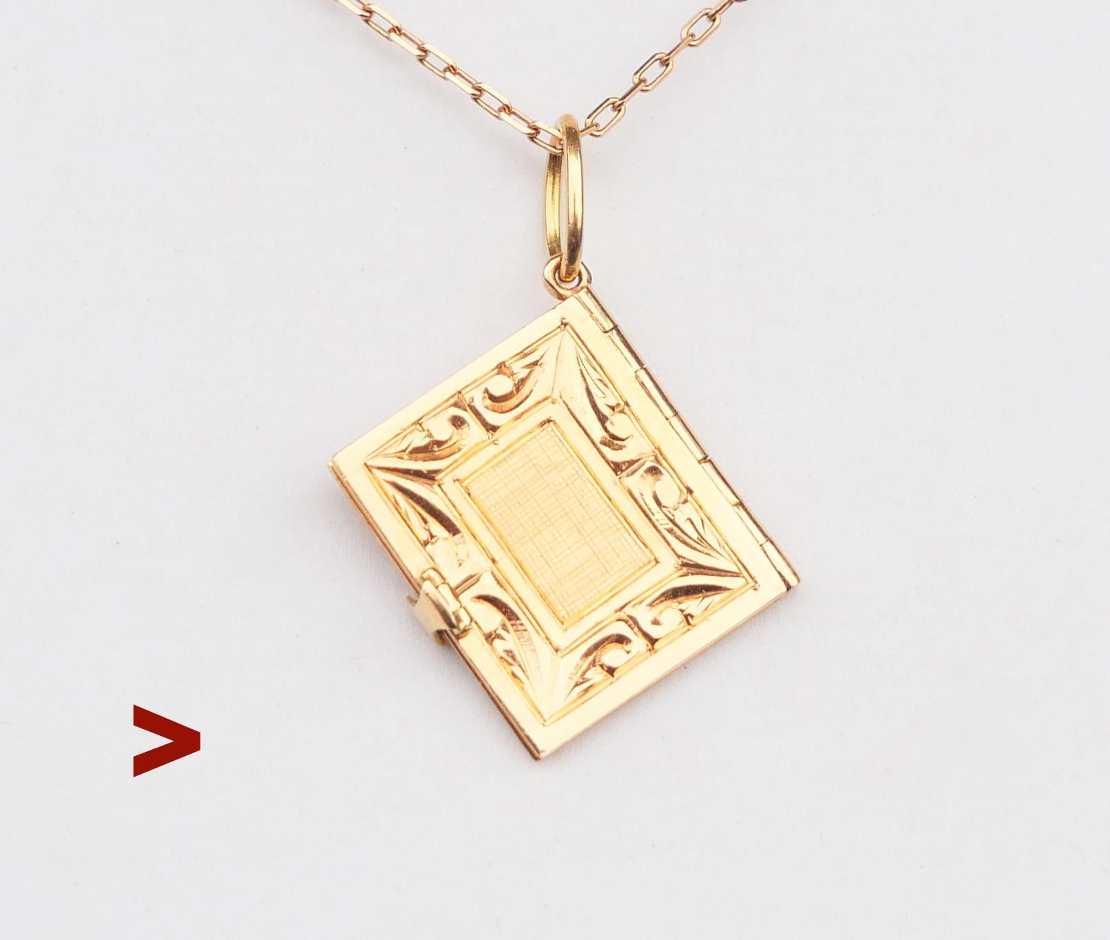 Pendentif / médaillon de livre ancien en or massif 18 carats qui s'ouvre pour révéler cinq pages individuelles. Décors habilement gravés sur les deux côtés à charnière, fermés par une serrure qui maintient les côtés solidement fermés. 

Chaque page