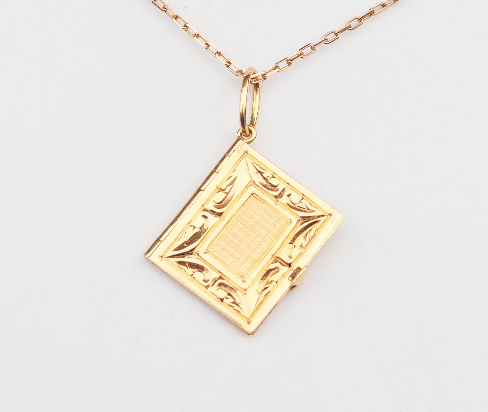 Pendentif livre ancien en or massif 18K / 3,3 gr en vente 2