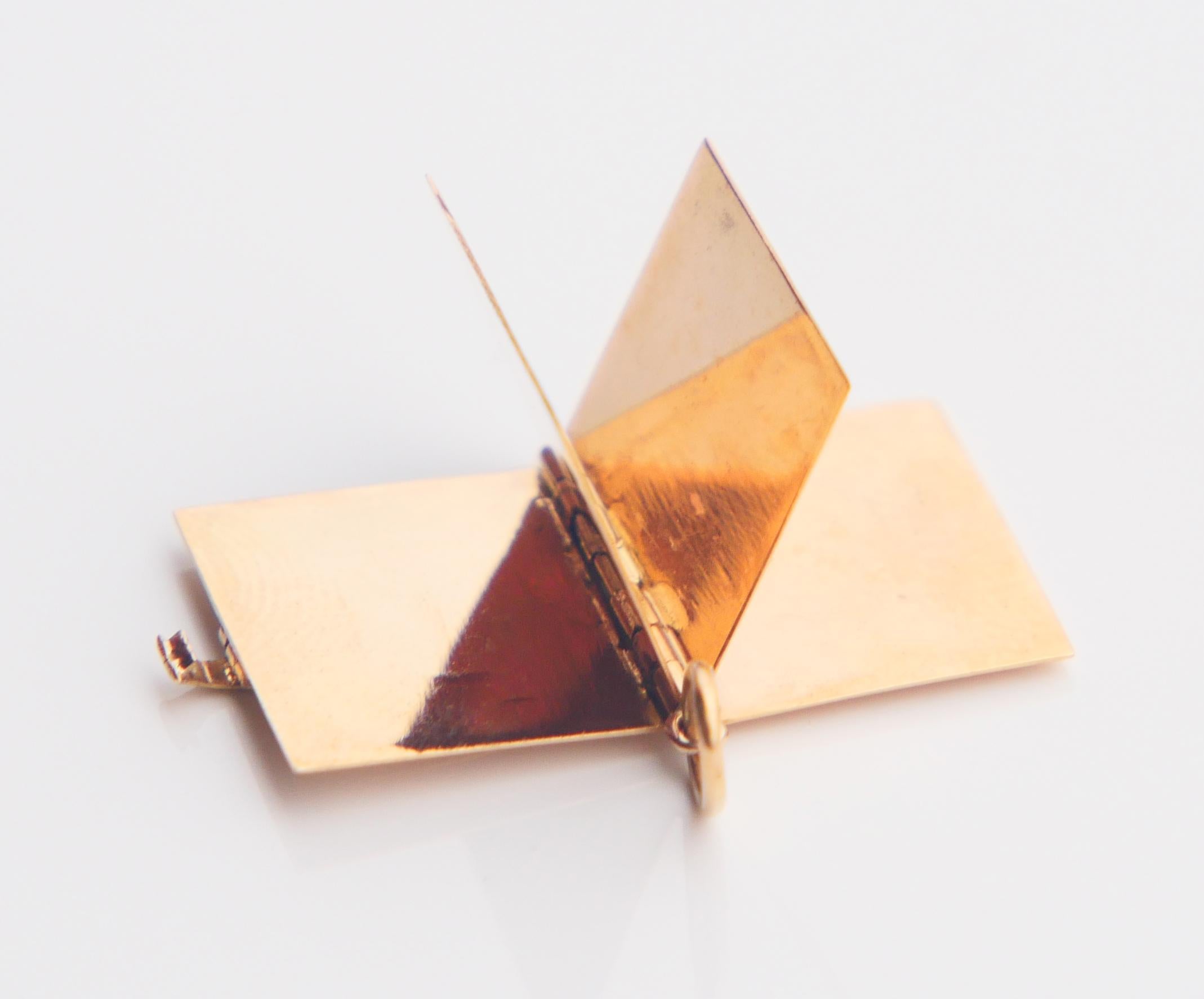 Pendentif livre ancien en or massif 18K / 3,3 gr en vente 4