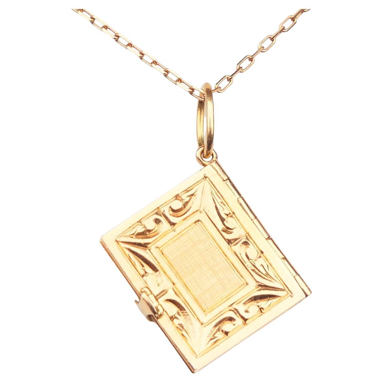 Ciondolo a forma di libro antico in oro massiccio 18 carati / 3,3 grammi