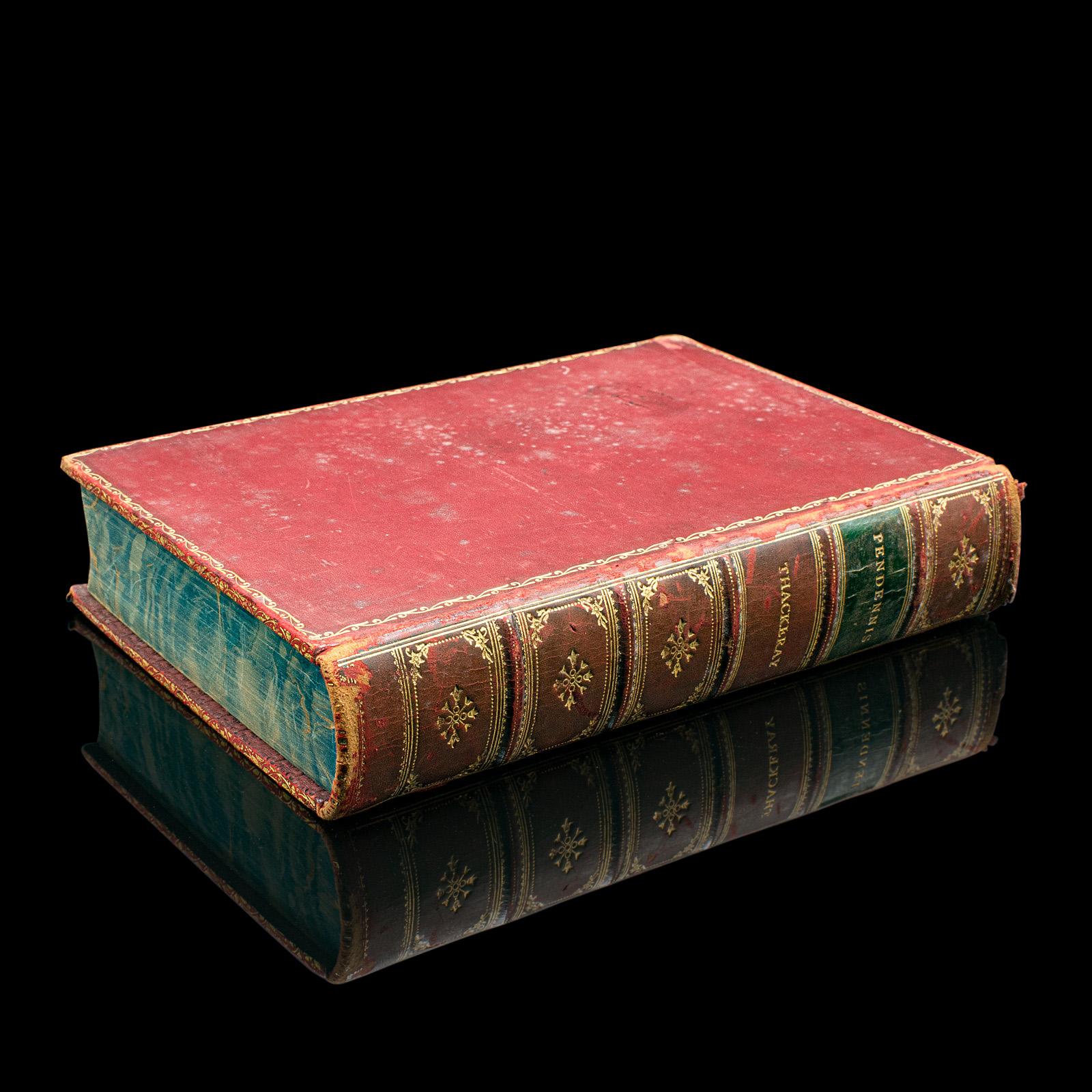 Il s'agit d'une délicieuse édition ancienne de Pendennis, le roman classique du célèbre auteur anglais William Makepeace Thackeray. Un volume illustré, relié, conservant sa forme originale avec une provenance attrayante - offert comme prix scolaire