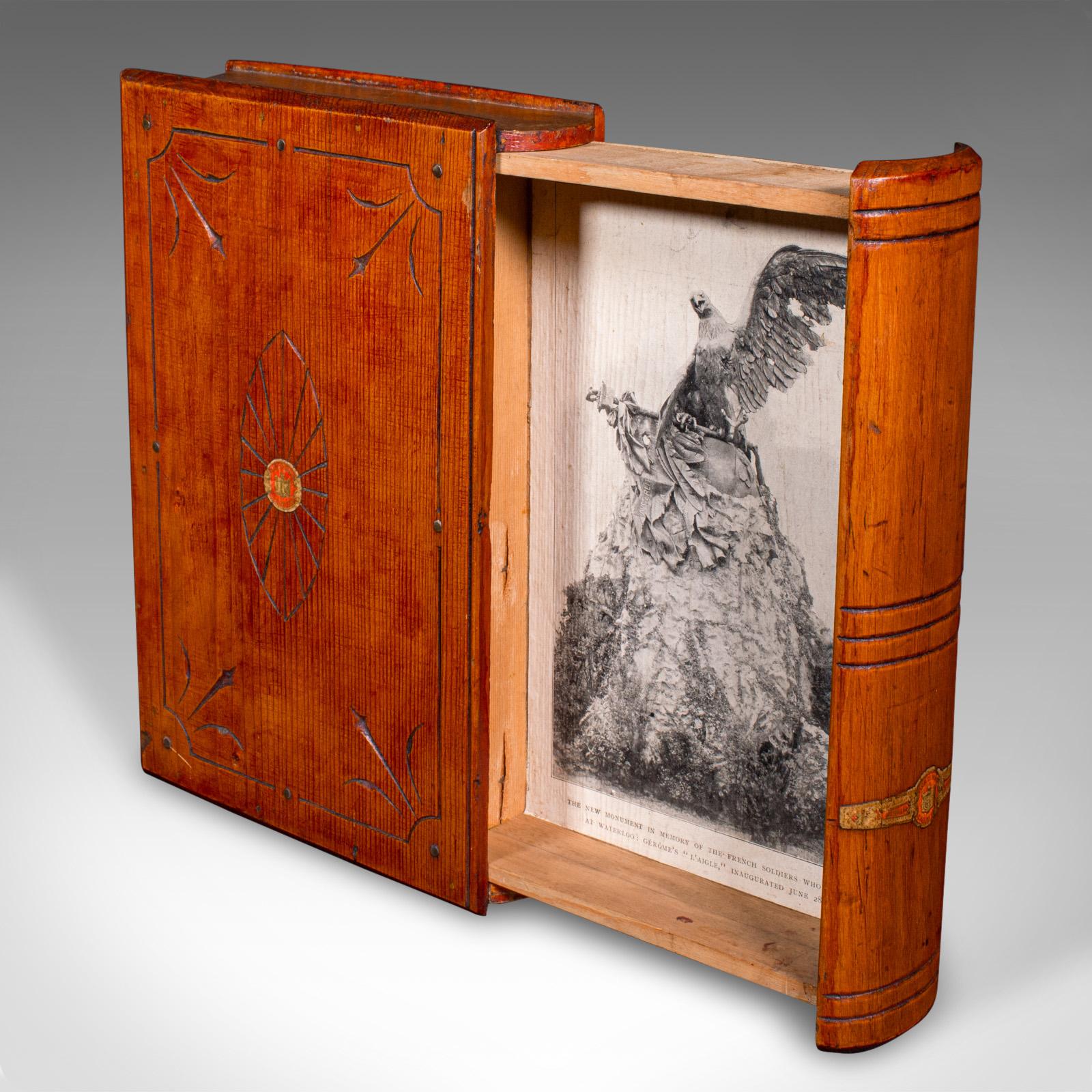 
Se trata de una antigua caja fuerte para libros. Caja continental de cedro para guardar disfraces, de la época eduardiana, hacia 1910.

Agradable forma de libro, con un útil cajón oculto
Presenta una deseable pátina envejecida y en buen estado
Las