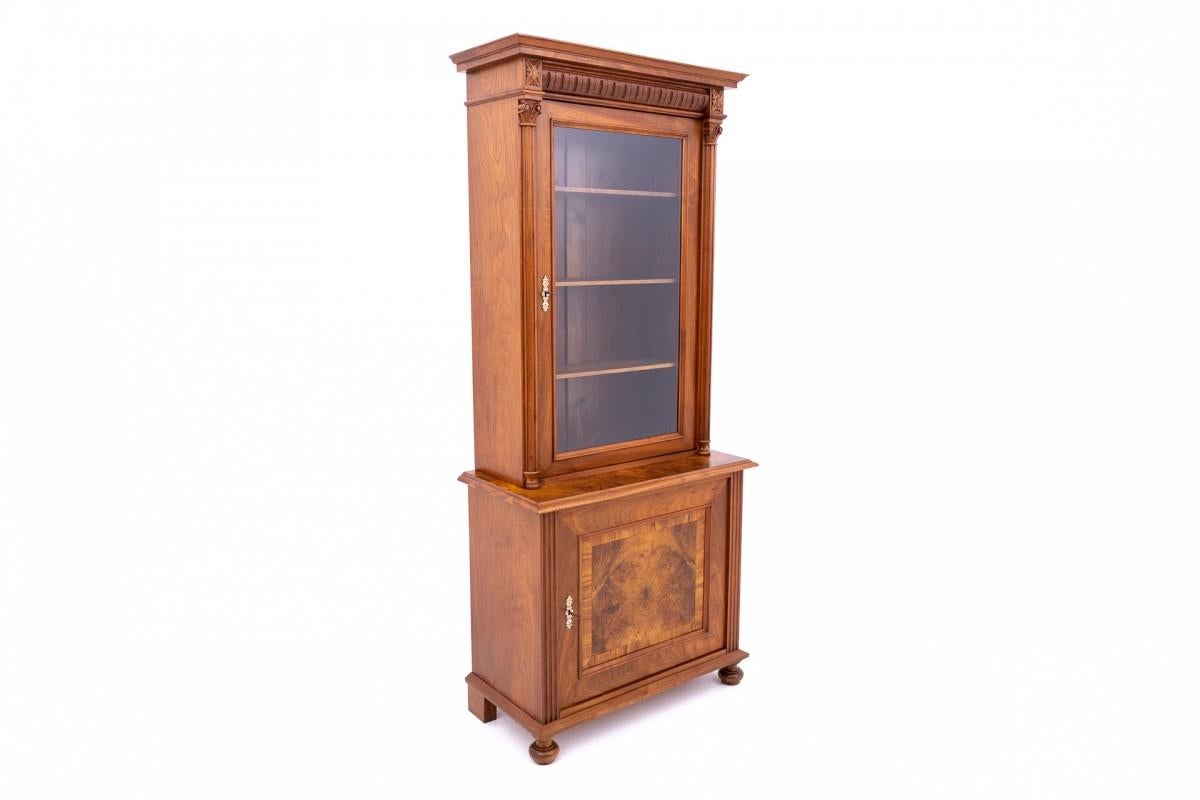Bibliothèque historique, tournant des 19e et 20e siècles, Europe du Nord.

Le mobilier est en très bon état, après une rénovation professionnelle.

Bois : noyer

Dimensions : hauteur 197 cm / largeur 85 cm / profondeur 44 cm