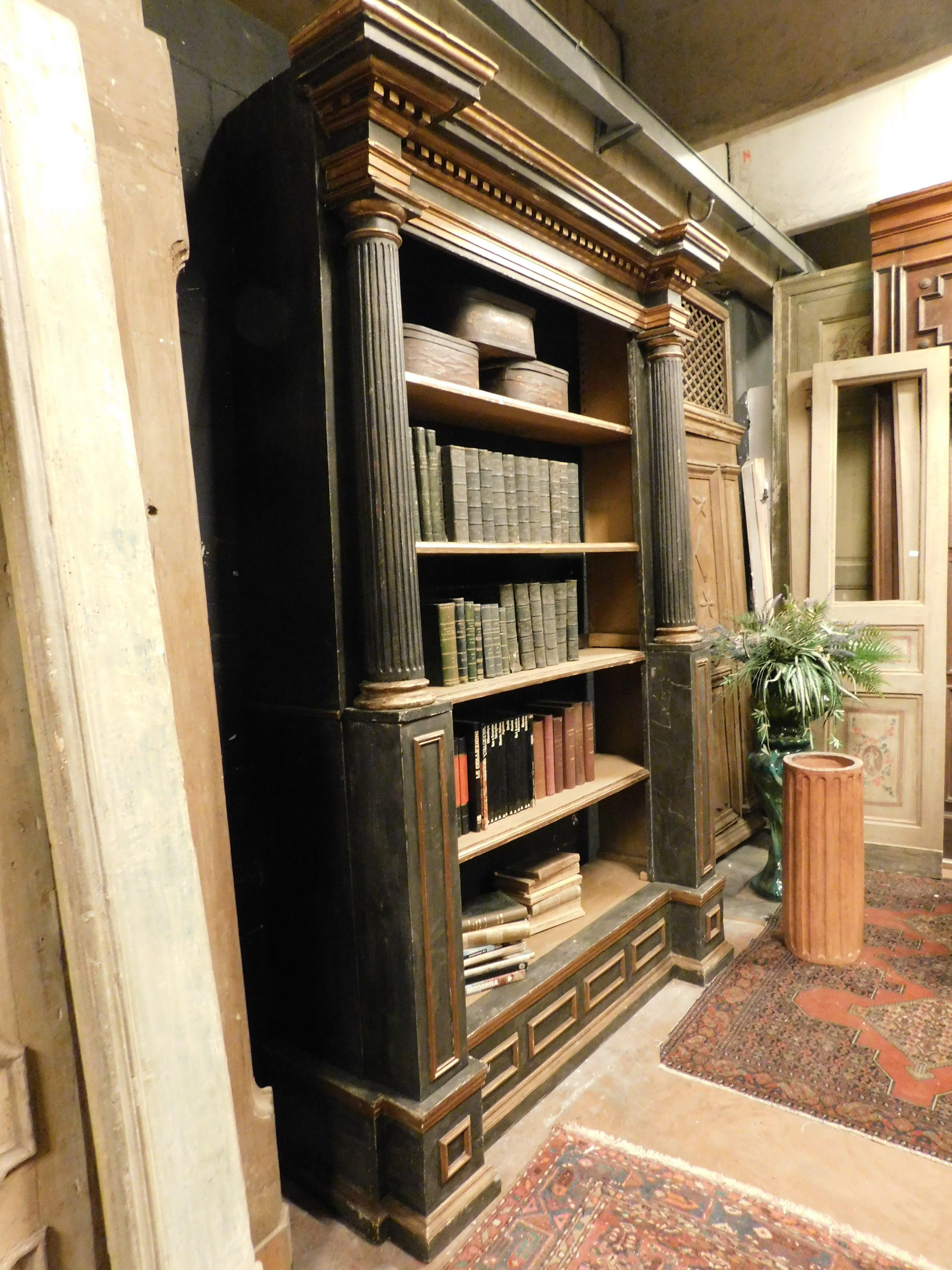 Hand-Carved Antique Bookcase in Black Gold Lacquered Wood Carved Columns, Late '700 Italy