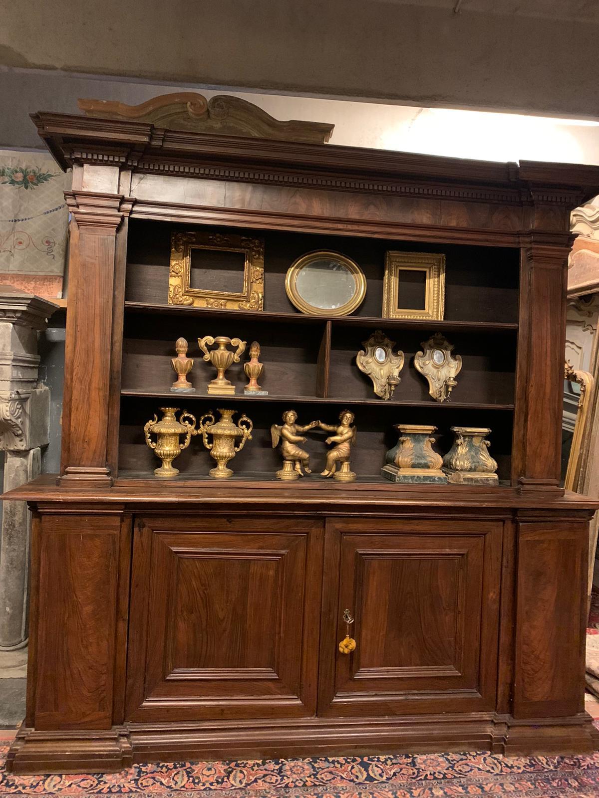 Antique piece of furniture, walnut bookcase, double body with open part and base with doors, hand-built and well patinated, from the late 1700s, from Piedmont (Italy).
Good size, very containing and with classic charm and historical