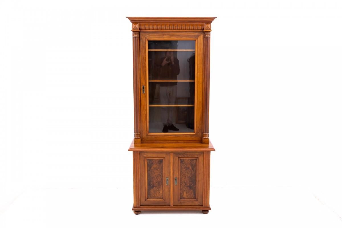 Librería antigua de alrededor de 1900, norte de Europa.

Muebles en muy buen estado, tras una renovación profesional.

Dimensiones: altura 188 cm / anchura 81 cm / profundidad 46 cm