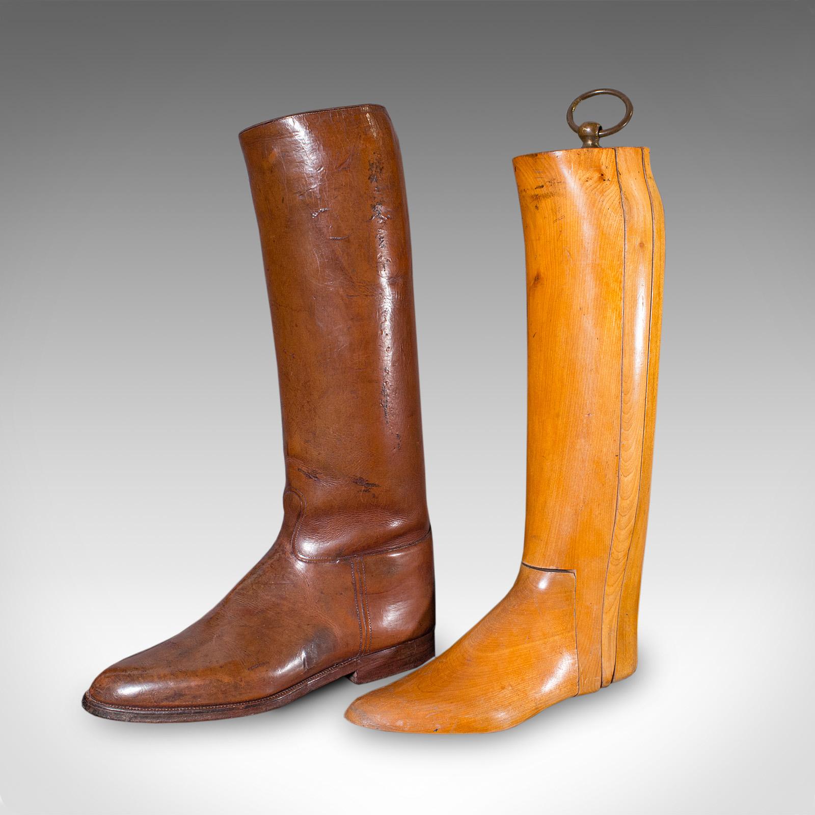 Si tratta di un'esposizione di un antico calzolaio. Un set di stivali da equitazione e barelle in pelle e frassino, risalente al periodo edoardiano, circa 1910. Un delizioso pezzo di charme da vetrina tradizionale, presentato in un meraviglioso