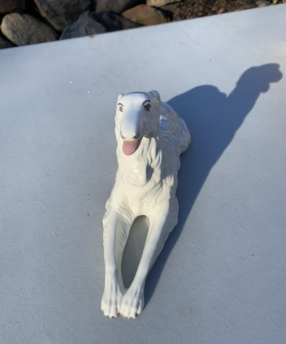 Antico cane Borzoi in porcellana o ceramica da esposizione.

Aggiungi un tocco di eleganza vintage alla tua casa con questo squisito cane Borzoi antico in porcellana o ceramica. Questa splendida statuetta cattura la grazia e la bellezza della razza
