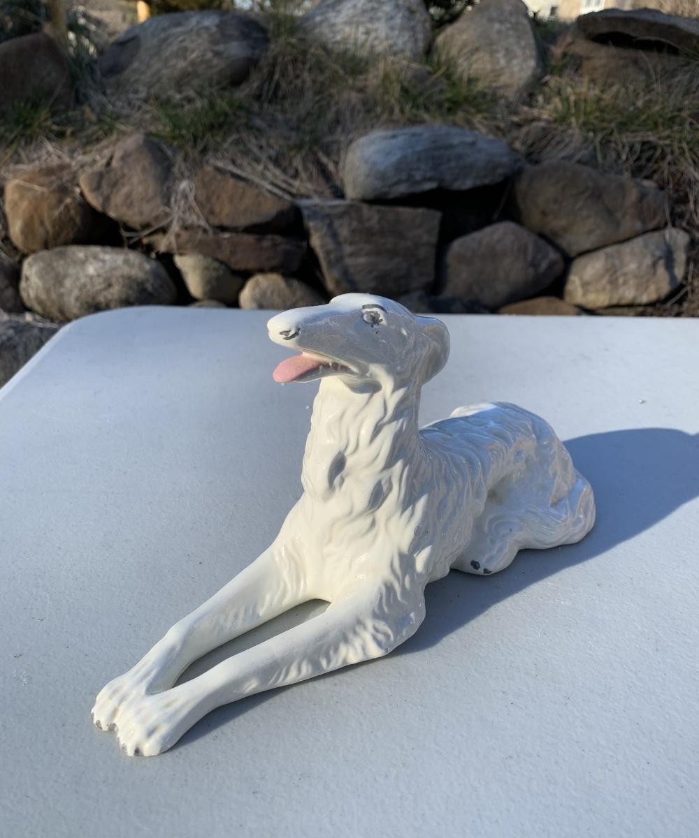 Antica statuetta di cane Borzoi in porcellana o ceramica In condizioni buone in vendita a Saddle River, NJ