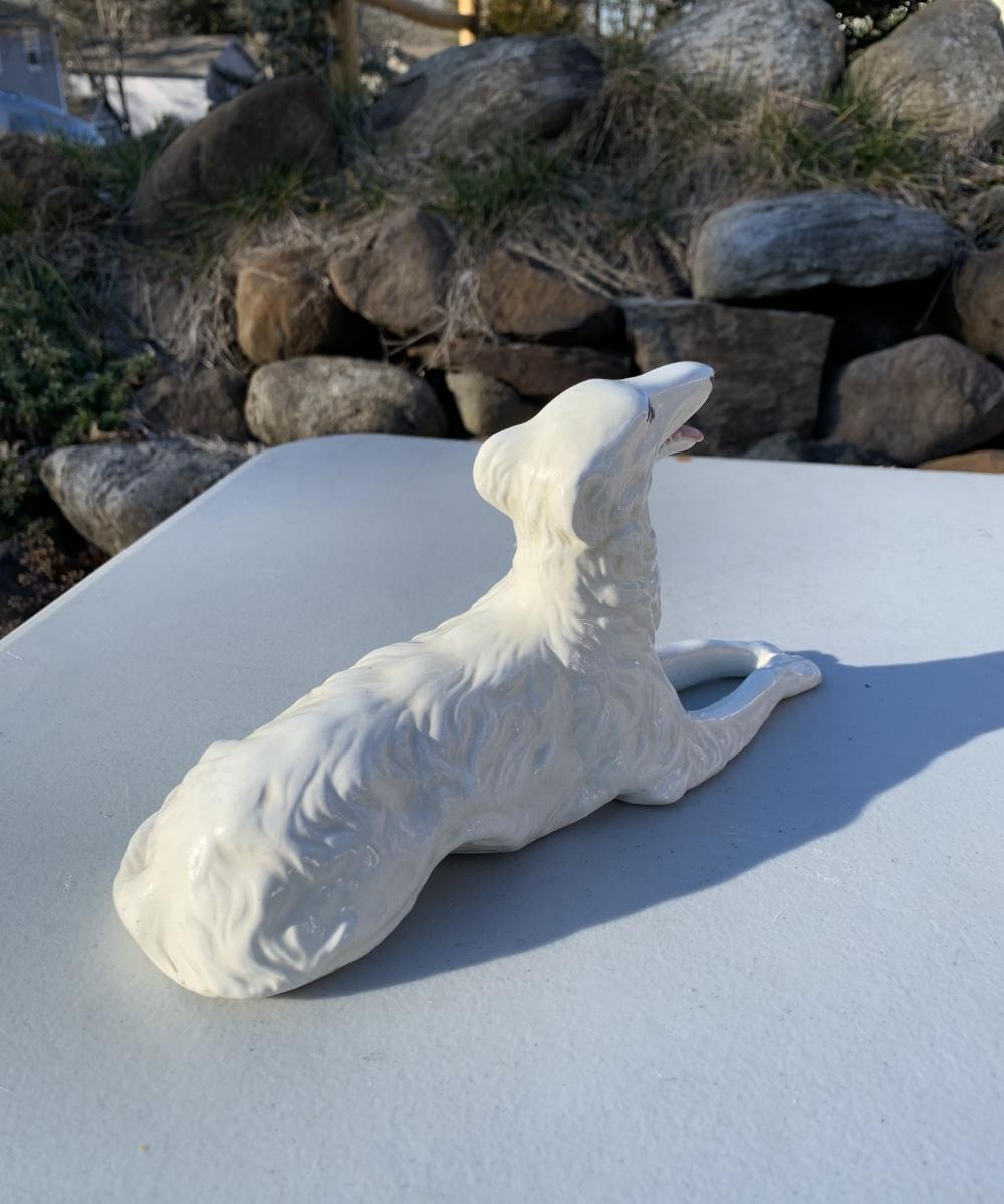 XX secolo Antica statuetta di cane Borzoi in porcellana o ceramica in vendita