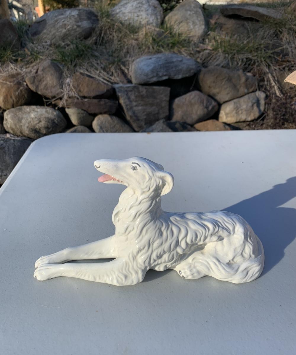 Porcellana Antica statuetta di cane Borzoi in porcellana o ceramica in vendita