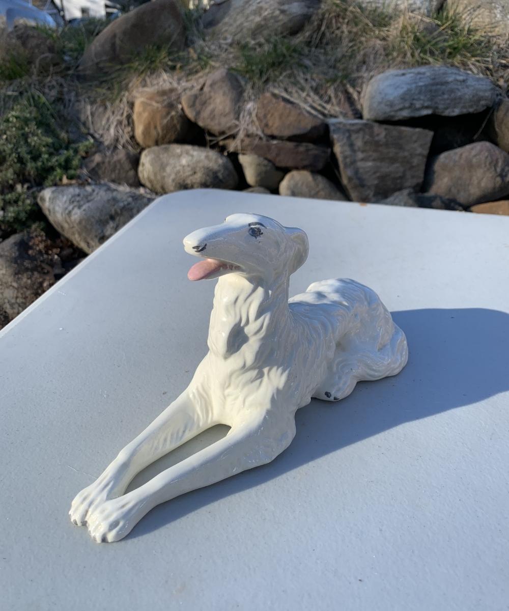 Antica statuetta di cane Borzoi in porcellana o ceramica in vendita 1