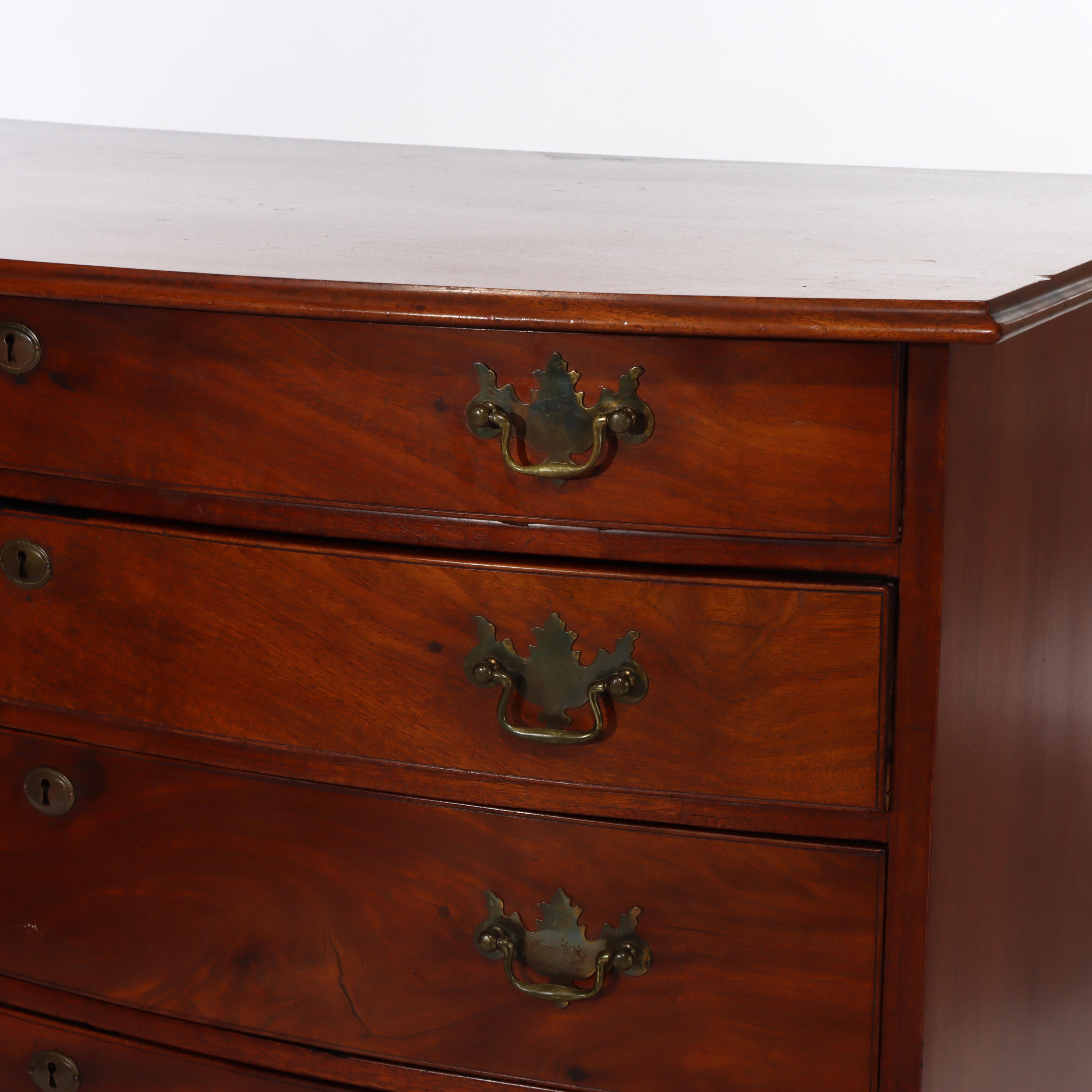 Antico cassettone Boston Chippendale in mogano a 4 cassetti con fronte ad arco del 1800 ca. In condizioni buone in vendita a Big Flats, NY