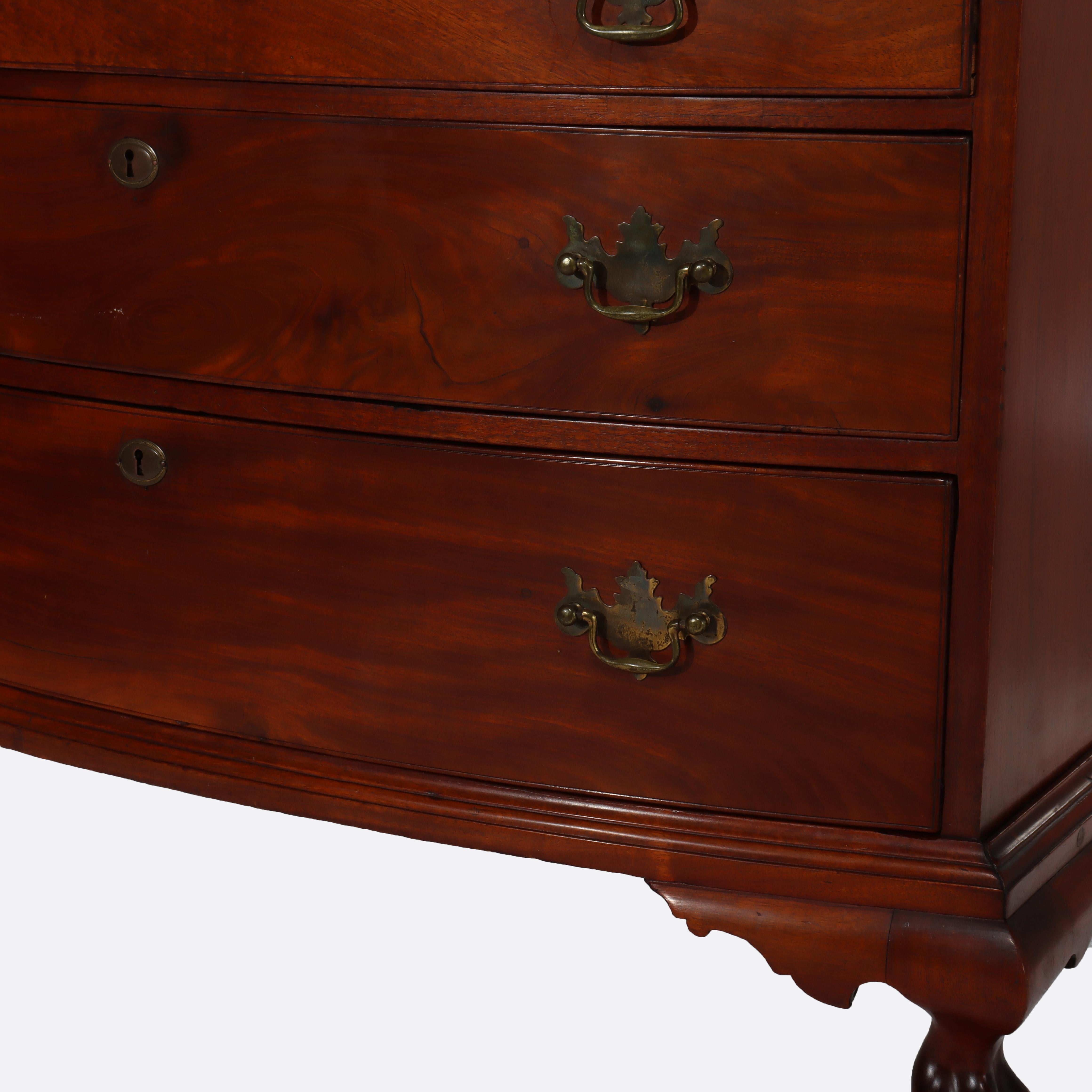 XIX secolo Antico cassettone Boston Chippendale in mogano a 4 cassetti con fronte ad arco del 1800 ca. in vendita