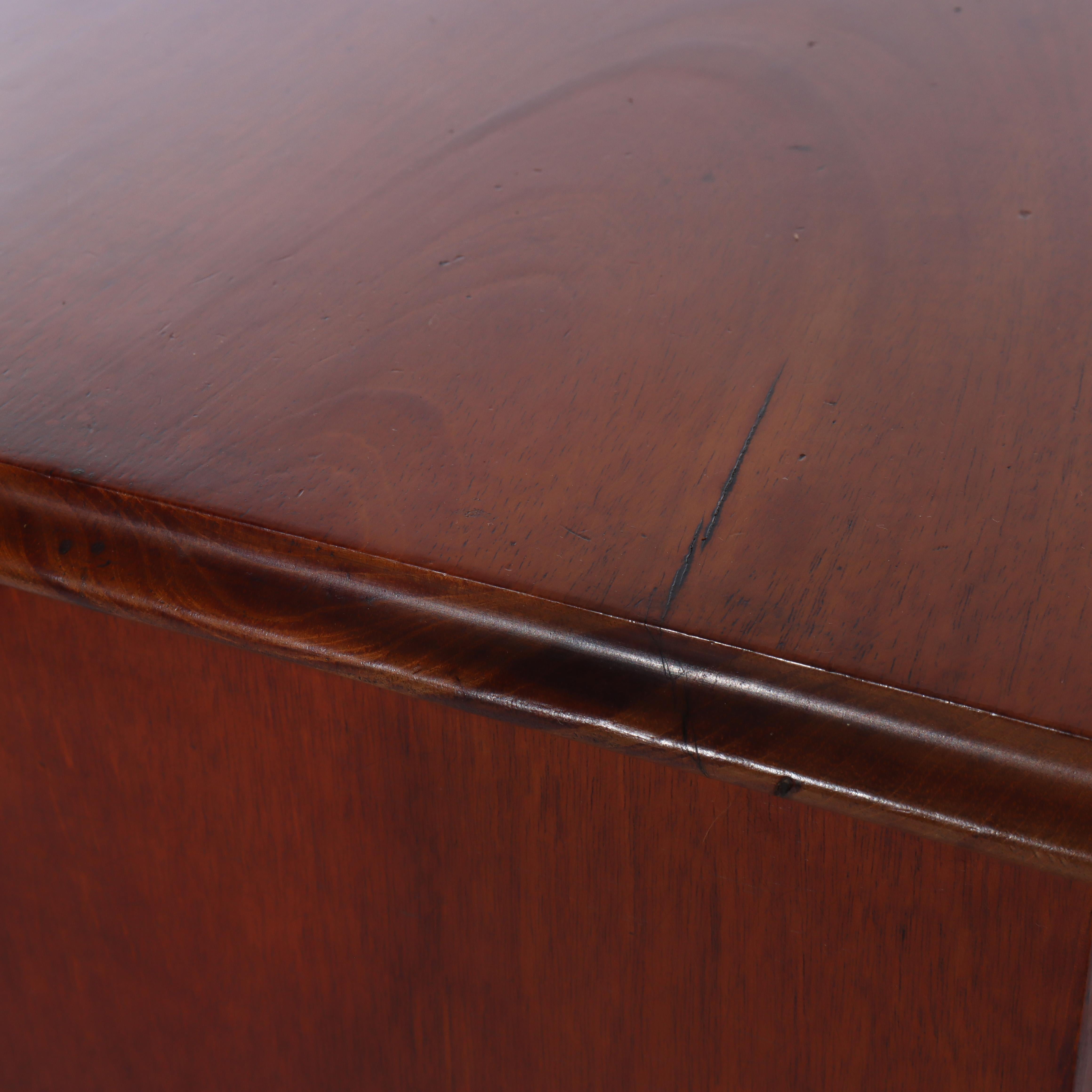 Antico cassettone Boston Chippendale in mogano a 4 cassetti con fronte ad arco del 1800 ca. in vendita 3