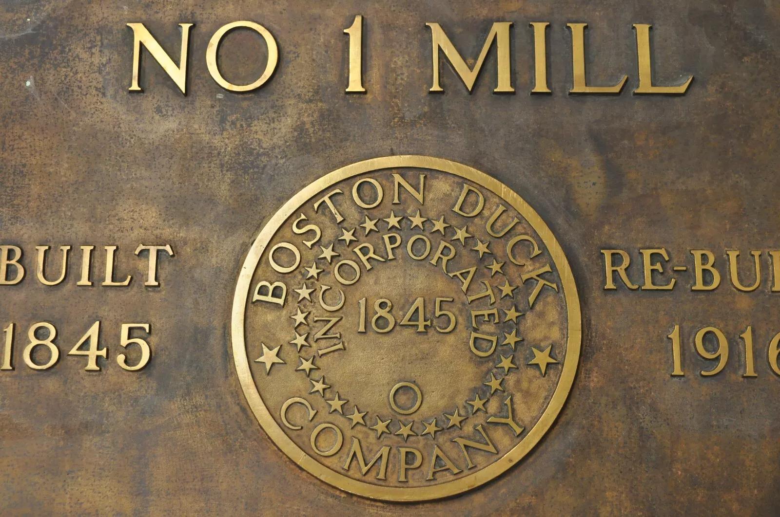 Table basse ancienne 'Boston Duck Company (1845)' avec grande plaque en bronze. L'article comporte une plaque en bronze originale de la compagnie qui pèse environ 85 livres à elle seule avec une base de table basse personnalisée ajoutée plus tard. À