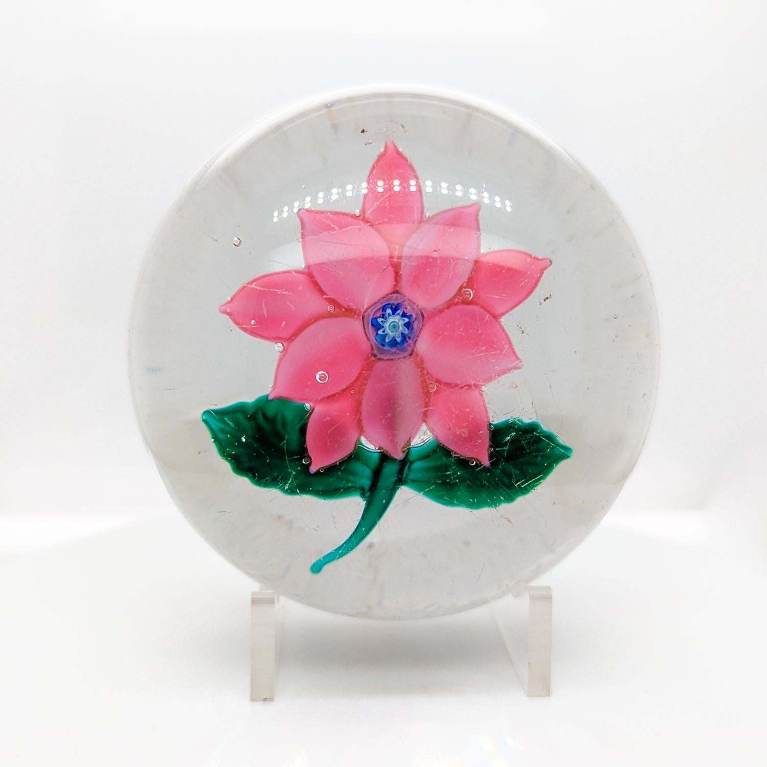 Pisapapeles de cristal antiguo Boston & Sandwich Poinsettia rosa Estadounidense en venta