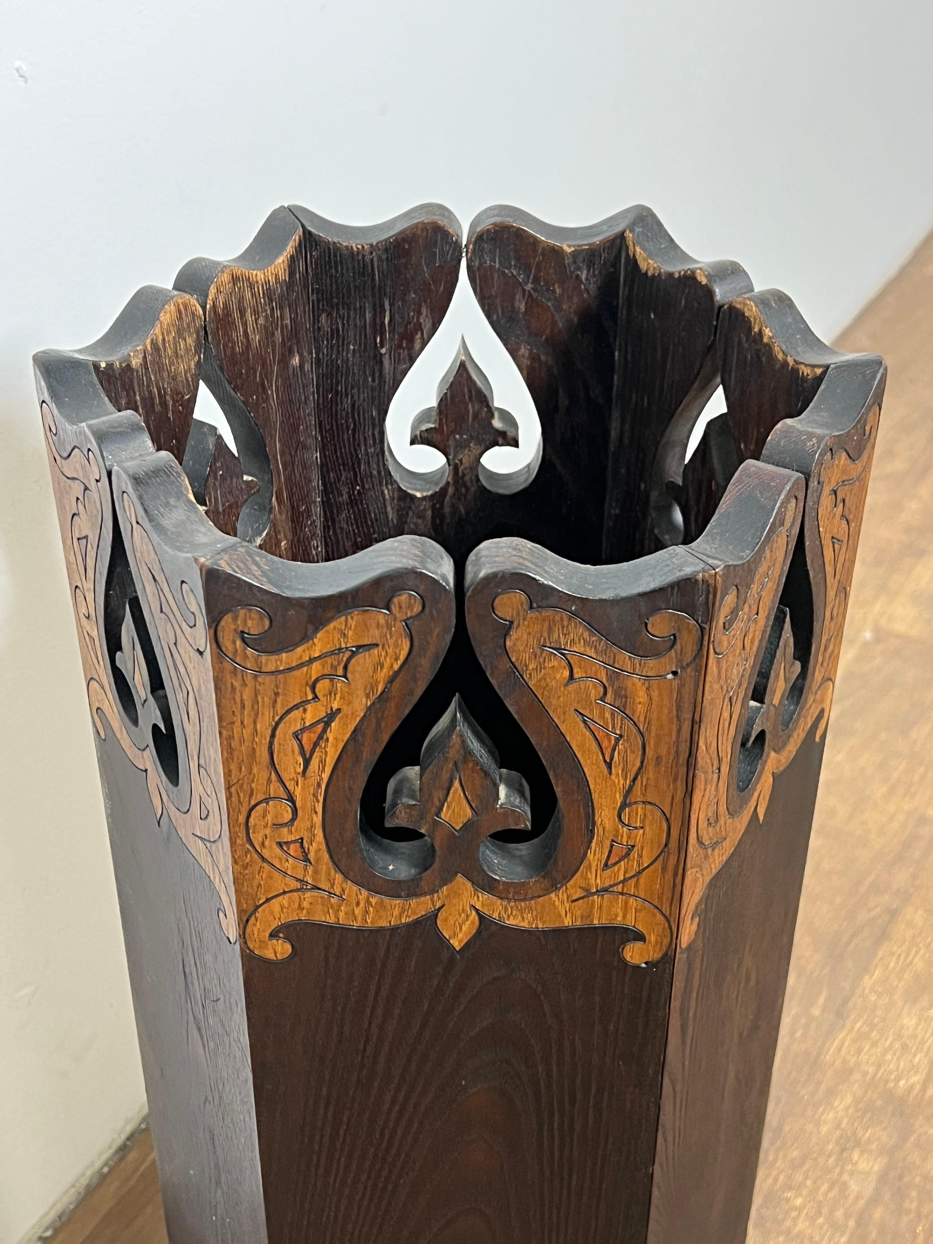 Antique Boston School Arts & Crafts Pyrographic Oak Umbrella Stand In Good Condition For Sale In Peabody, MA