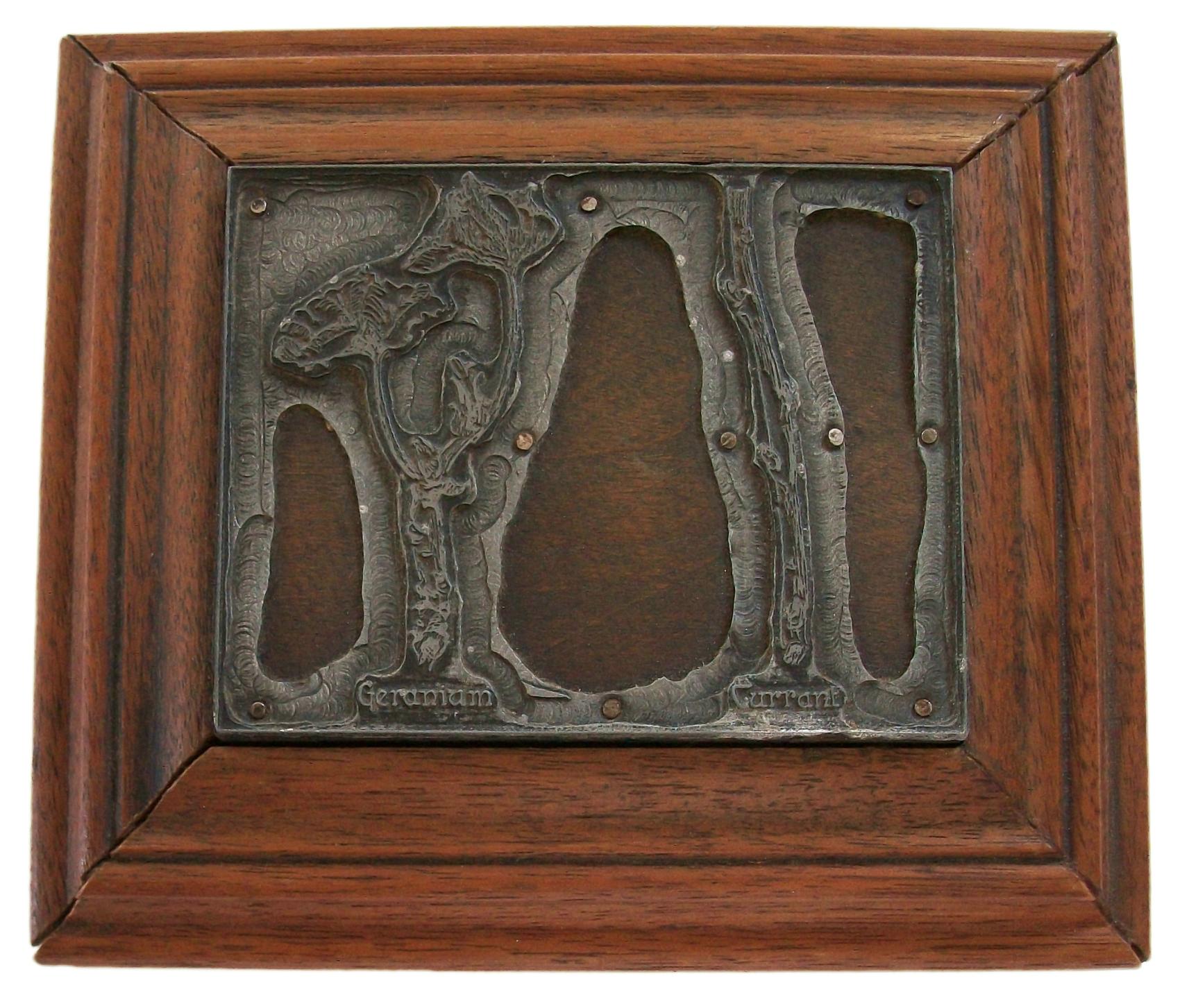 Antiker botanischer Buchdruck-/Gravurteller, Rahmen aus Nussbaumholz, 19. Jahrhundert im Zustand „Gut“ im Angebot in Chatham, ON
