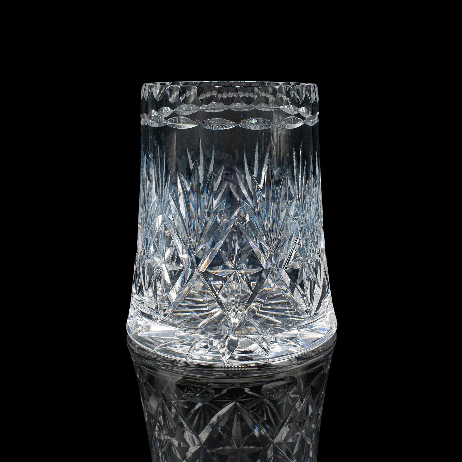 Dies ist ein antiker Flaschenhalter. Ein englischer Untersetzer oder Becher aus geschliffenem Kristallglas aus der Edwardianischen Periode, um 1910. Ein raffiniertes dekoratives Accessoire für den Weinausschank oder die Präsentation.

Geschliffenes