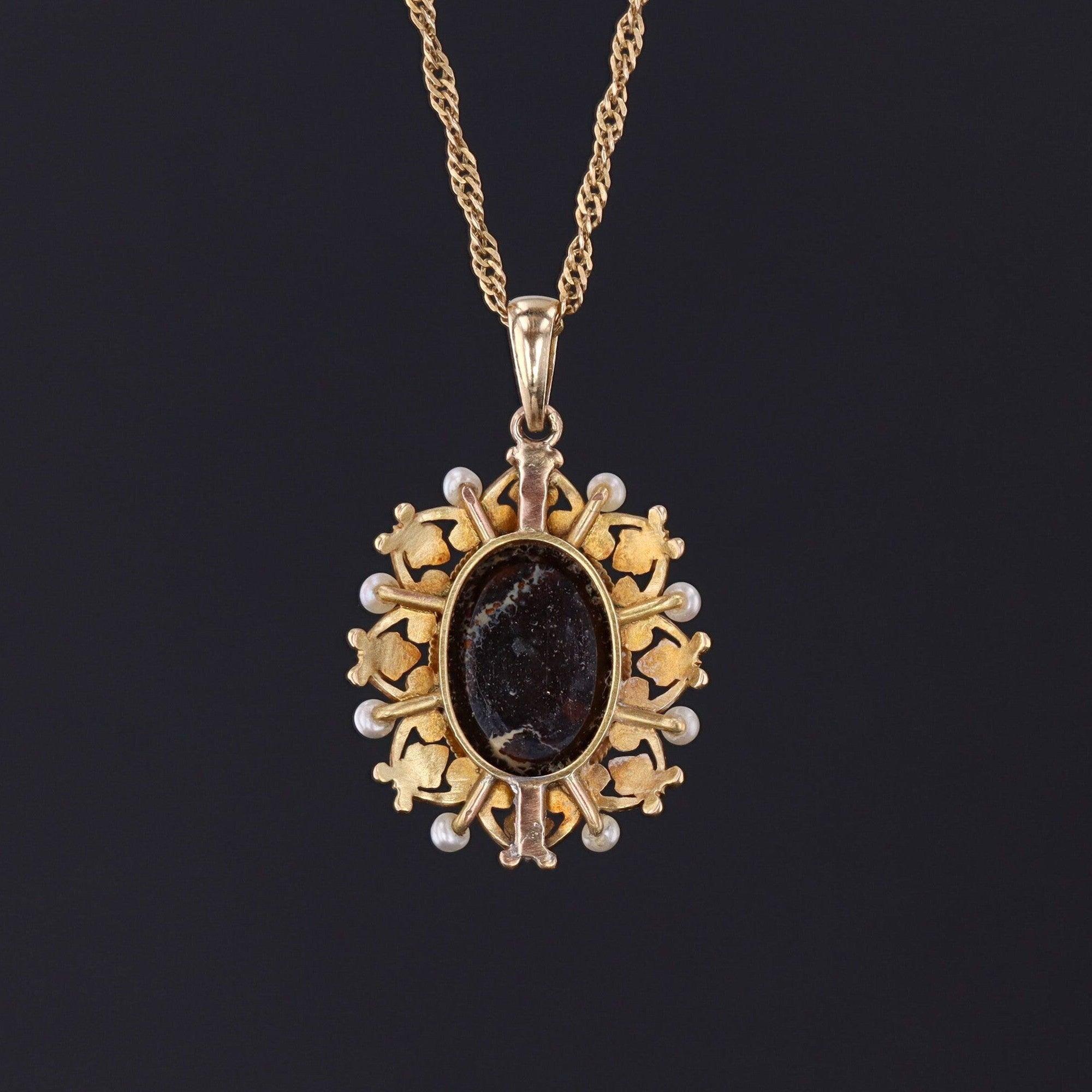 Ce magnifique pendentif était à l'origine une épingle ancienne (vers 1900-1910). La pièce présente une opale colorée montée en or 14k avec des accents d'émail et de perles.

Le pendentif 14k mesure 1,1 pouces du haut de la caution au bas de la pièce