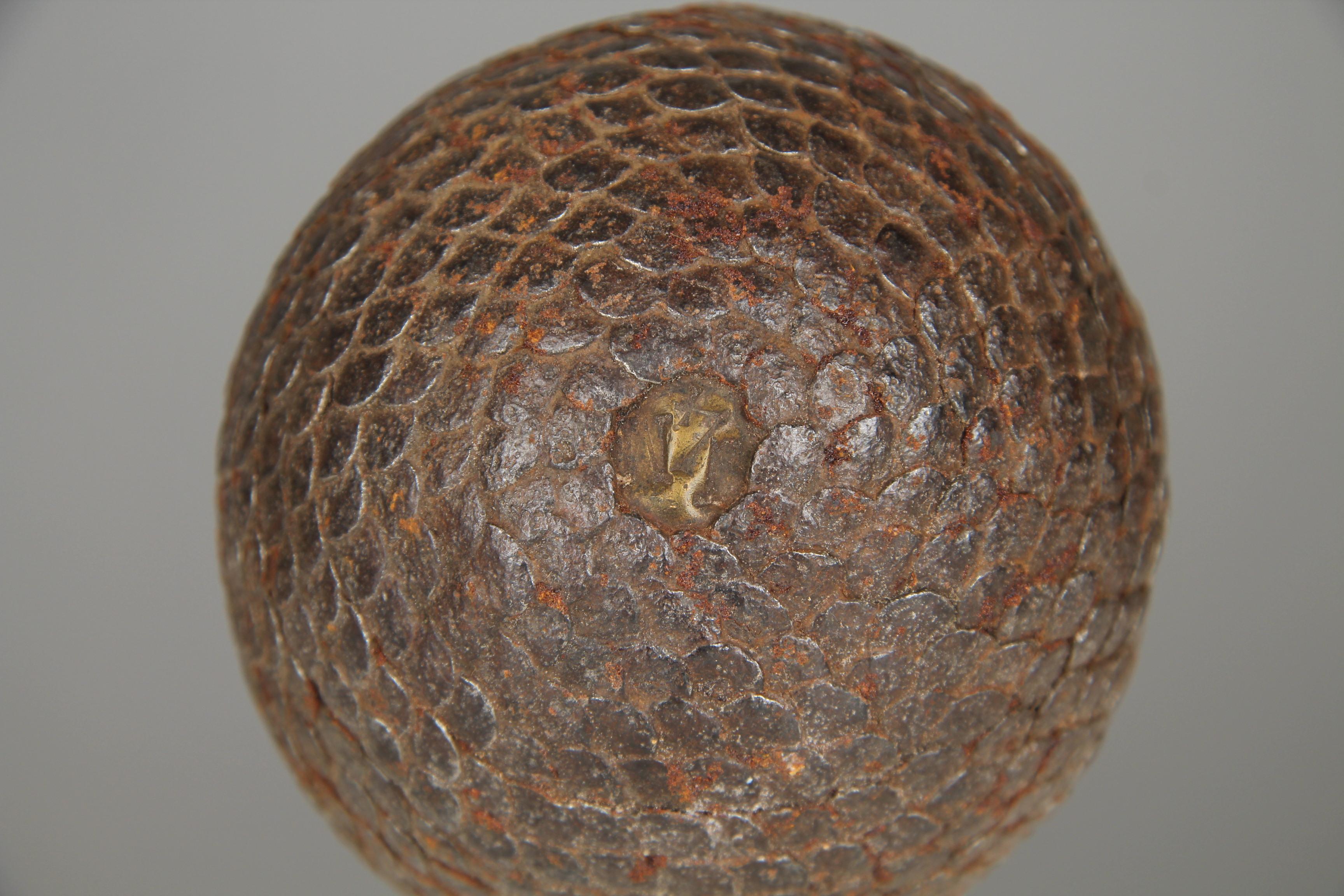 Preciosa y única bola Boule, Francia, finales del siglo XIX.

En el siglo XIX, la fabricación de bolas de petanca experimentó un importante desarrollo en Francia, a medida que el juego de la petanca, en particular su variante petanca, ganaba en