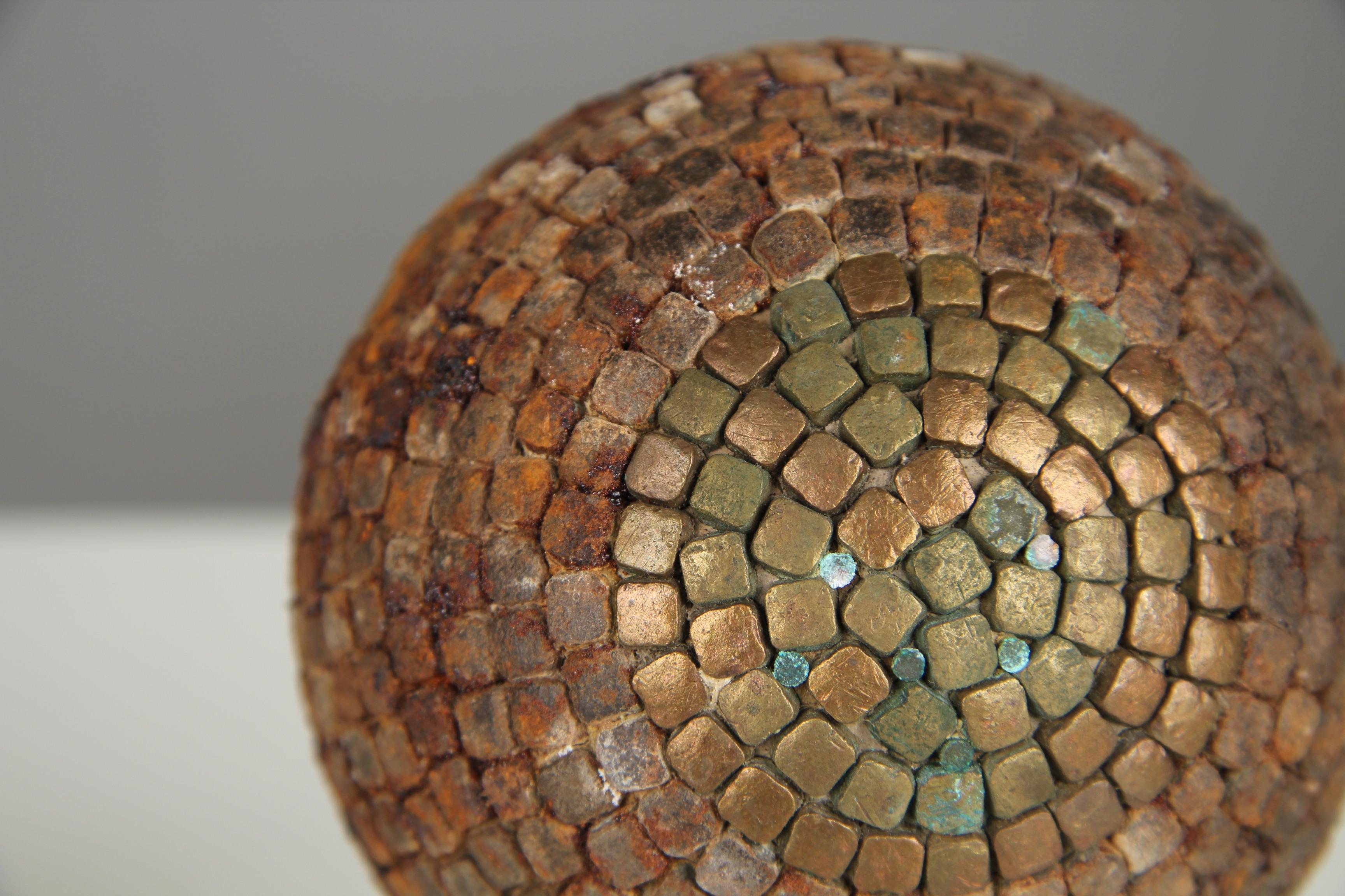 Preciosa y única bola Boule, Francia, finales del siglo XIX.

En el siglo XIX, la fabricación de bolas de petanca experimentó un importante desarrollo en Francia, a medida que el juego de la petanca, en particular su variante petanca, ganaba en