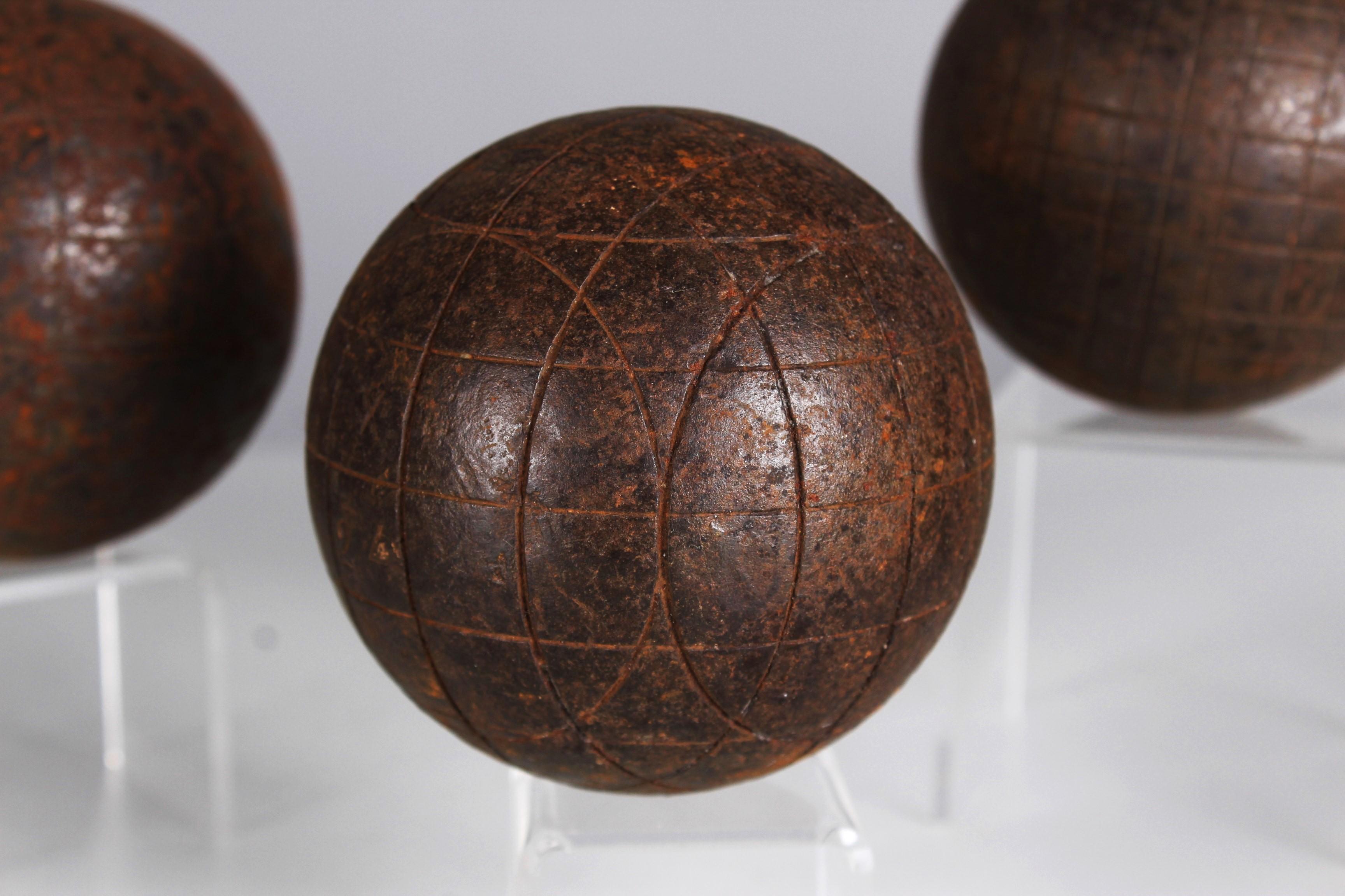 Magnifique et unique ensemble de trois boules Boule, France, fin du 19e siècle.

Au XIXe siècle, les boules de pétanque antiques en métal ont connu une renaissance qui a porté le jeu de boules à un niveau supérieur. 
Ces boules ornementées n'étaient