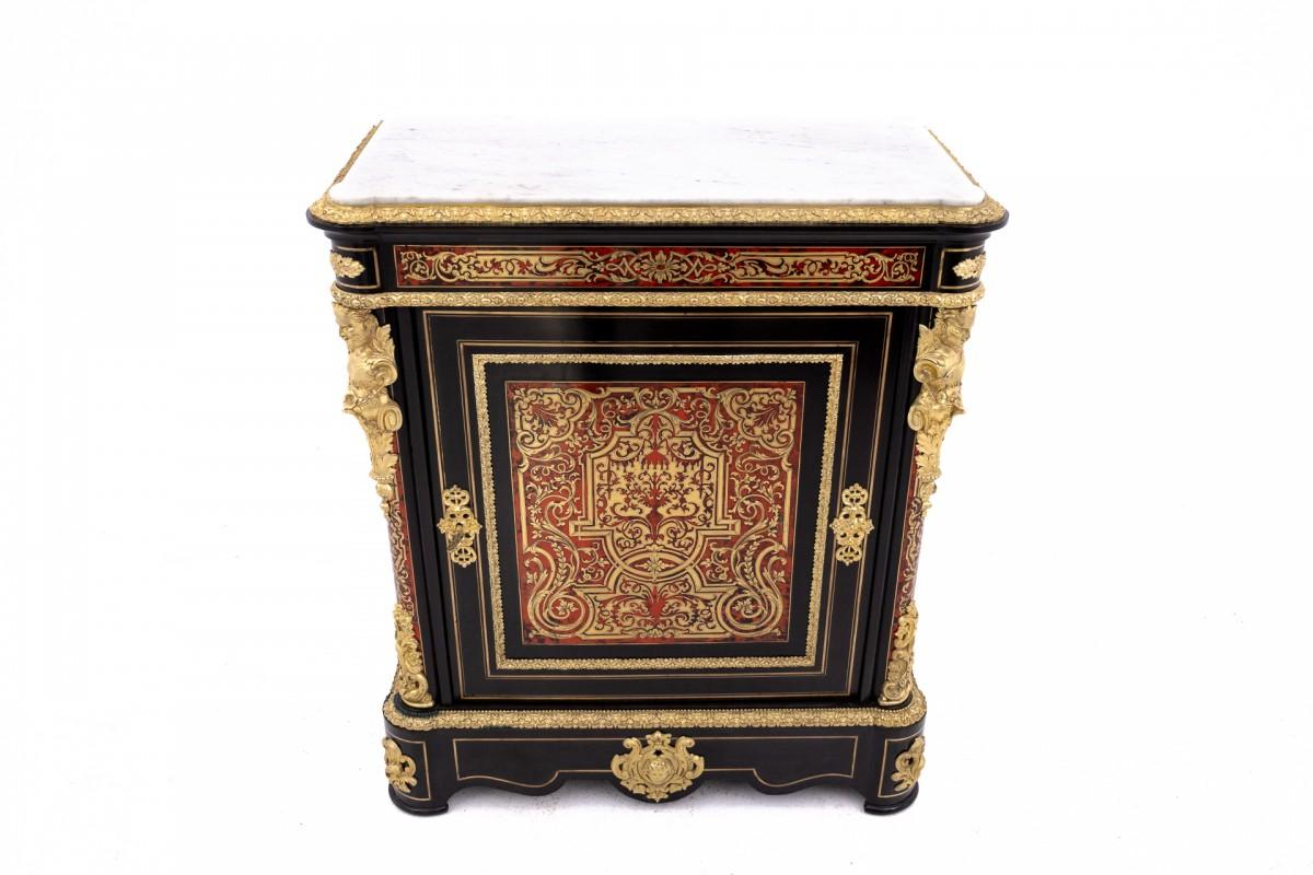 Antica cassettiera in stile Boulle del 1850 circa, Francia. Bellissimo intarsio in ottone e tartaruga, caratteristico di questo stile. Piano di lavoro in marmo bianco.

I mobili sono in ottime condizioni.

Dimensioni: altezza 97 cm / larghezza 86 cm