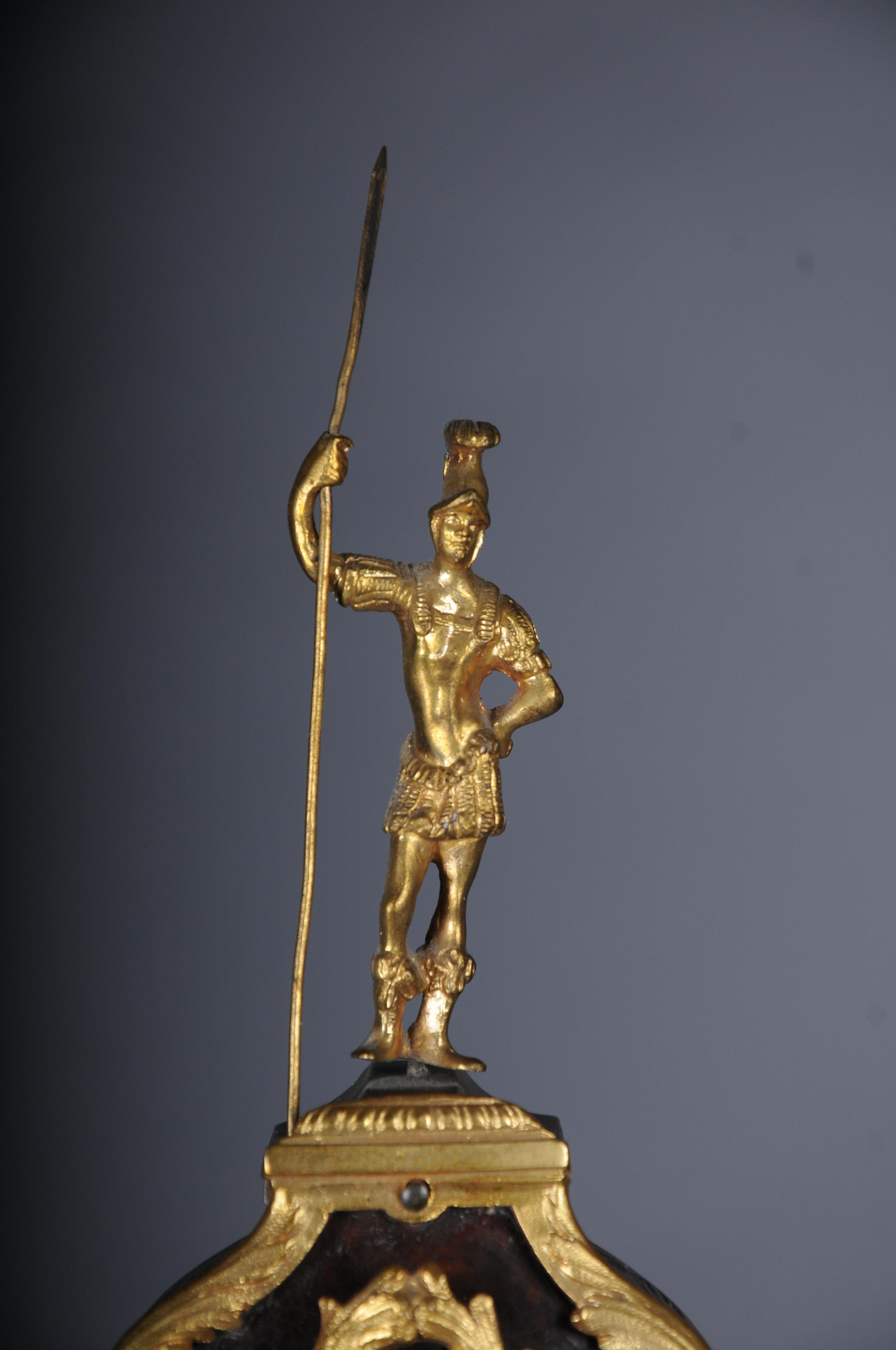 Antico Boulle Porte Montre/porta orologi da tasca 1830-1840

Corpo in legno massiccio con magnifiche applicazioni in bronzo e intarsi in ottone nella cosiddetta tecnica Boulle.

Parigi intorno al 1830-1840

Un design molto decorativo e