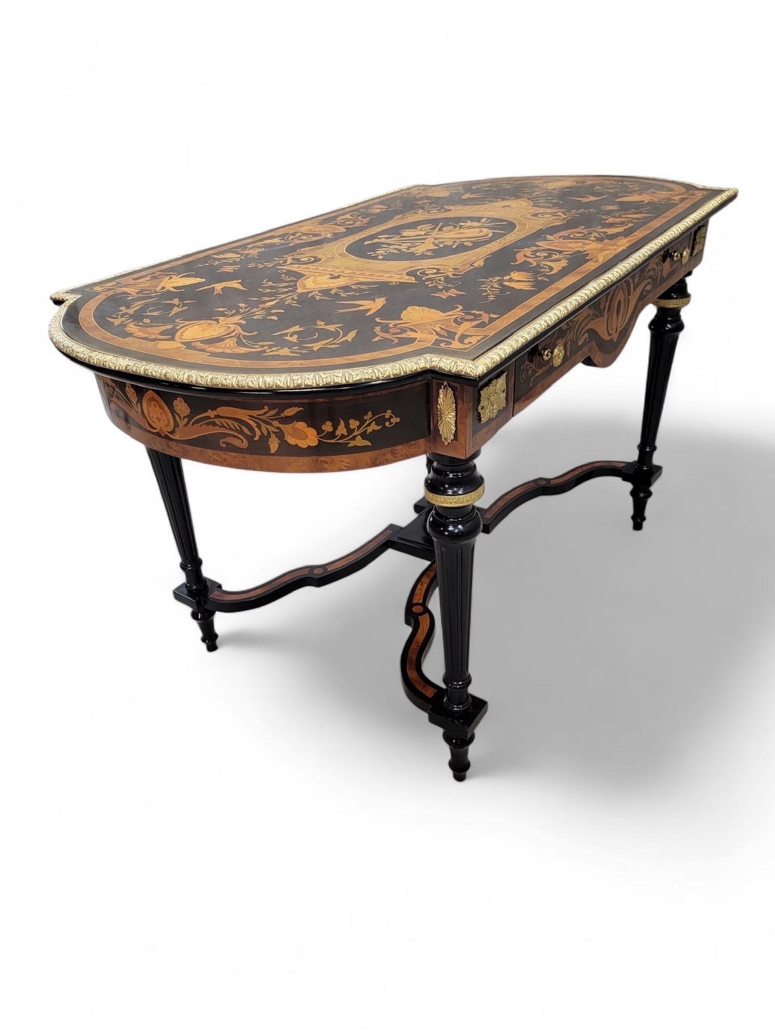 Antico tavolo da scrittura a un cassetto in stile Boulle intarsiato in ottone antico con montatura in ormolu ebanizzato

Completa il tuo spazio di lavoro con questo scrittoio elegantemente dipinto e intagliato. Riponi le tue forniture per l'ufficio