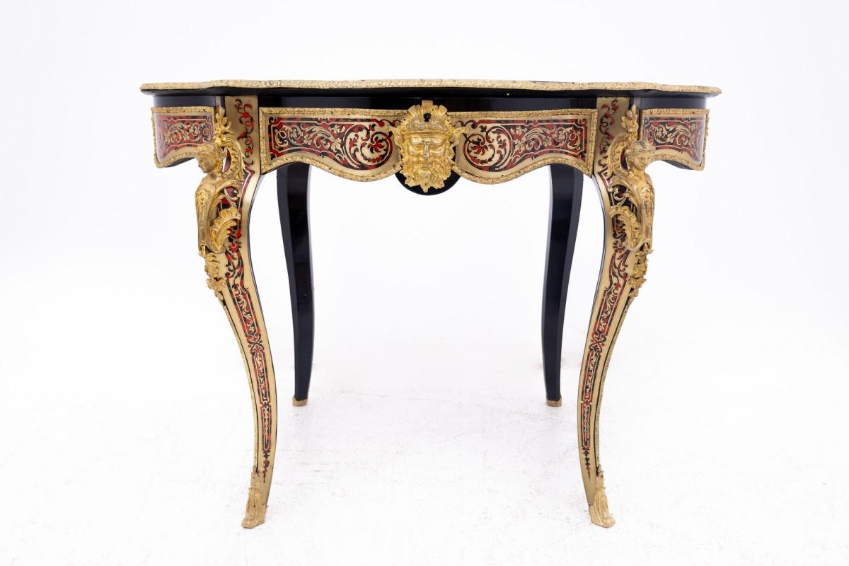 Tavolo antico in stile Boulle del 1860 circa.

Mobili in ottime condizioni, dopo una ristrutturazione professionale con finitura lucida.

Dimensioni: altezza 74 cm / larghezza 106 cm / profondità 72 m.