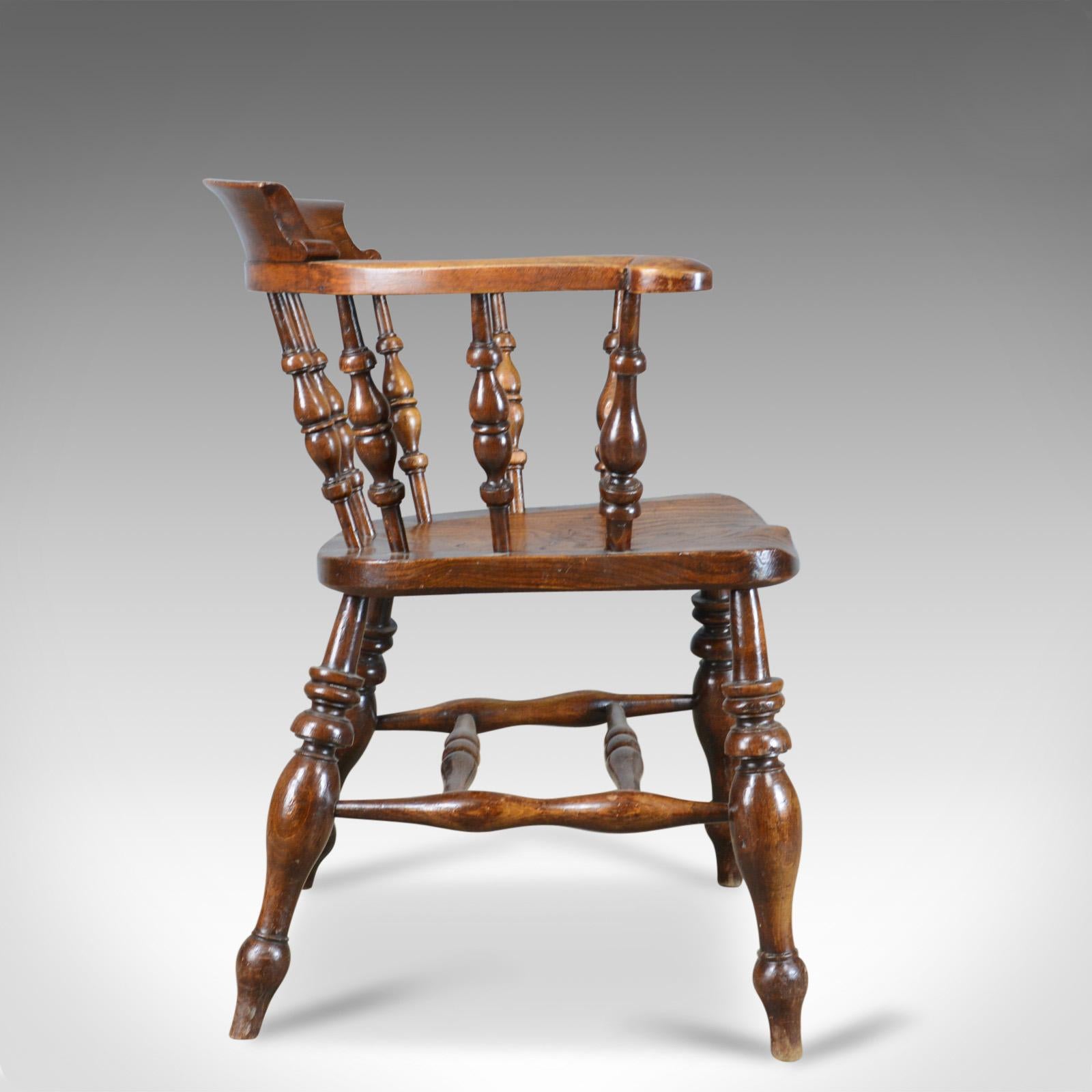 Victorien Antique Bow Chair:: Smokers Captains English Victorian Elm Windsor:: circa 1870 en vente