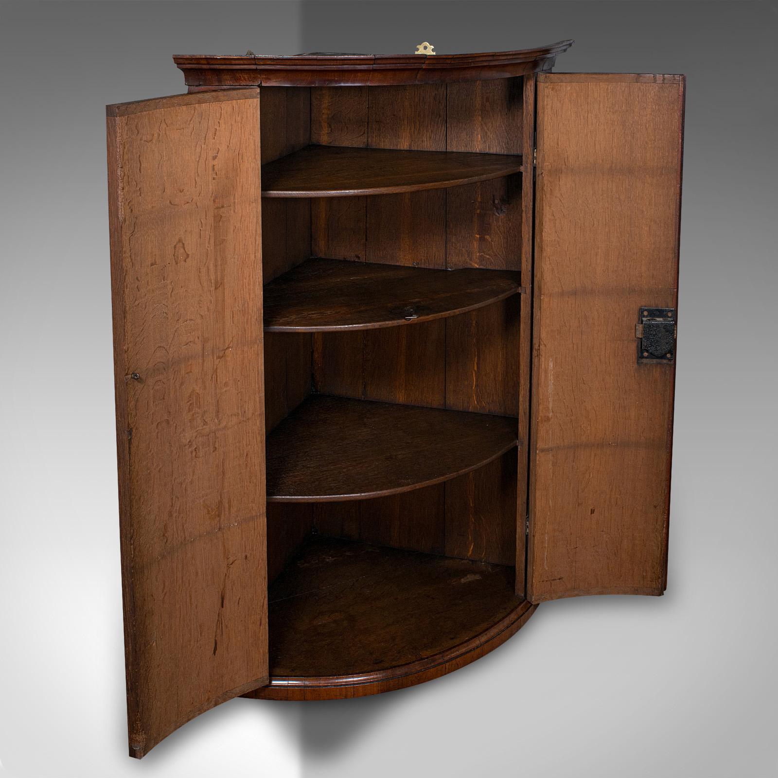 
Dies ist ein antiker Eckschrank mit Bogenfront. Ein englischer Wandschrank aus Mahagoni und Eiche aus der georgianischen Periode, um 1750.

Attraktives Beispiel aus der georgianischen Mitte mit ansprechender Farbe
Zeigt eine wünschenswerte
