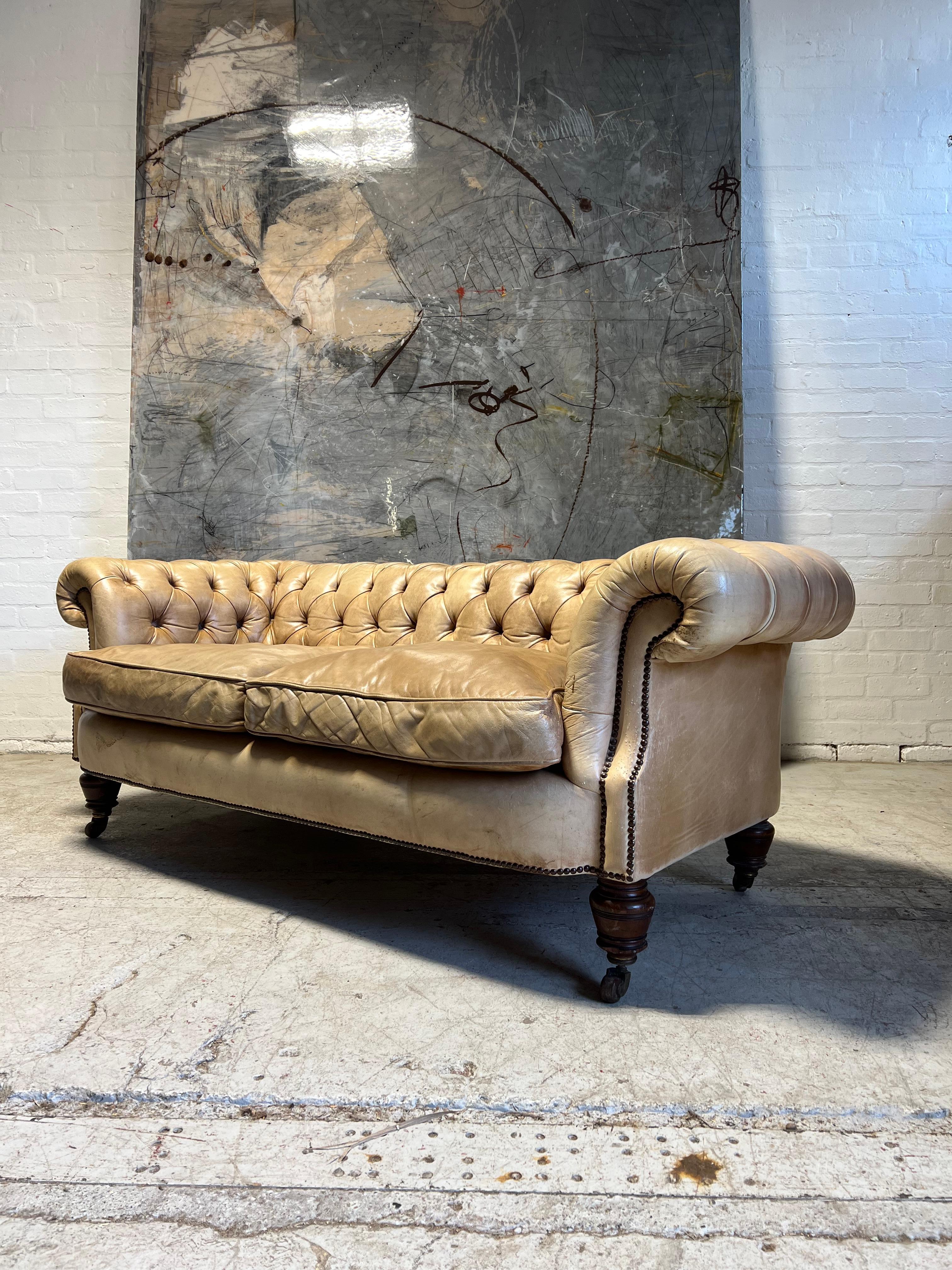 Antike Bow Fronted 19thC Chesterfield Sofa in Hand gefärbt Pergament Leder im Zustand „Gut“ im Angebot in London, GB