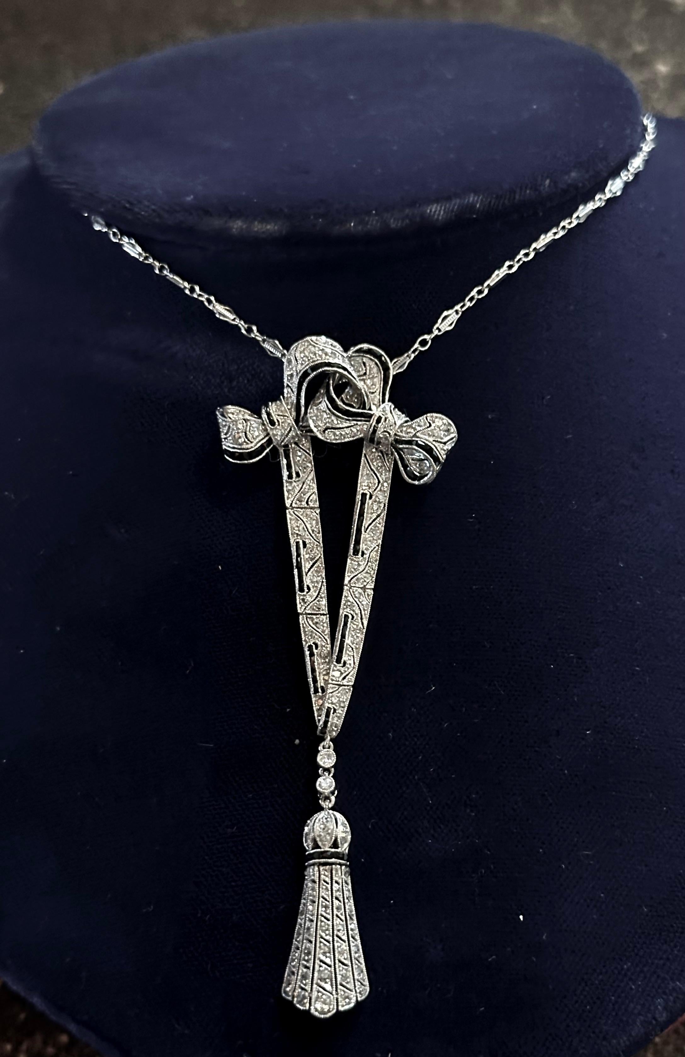 Ce superbe collier de lavallière édouardien en platine et diamants date du début du 20e siècle. Ce pendentif fait à la main est à la fois beau et séduisant. Il est orné de diamants de taille européenne et de saphirs bleu nuit. Les diamants