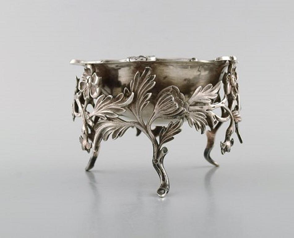 Antique bowl in plated silver decorated with flowers and foliage. Southern Europe, late 19th century.
Measures: 14 x 9.5 cm.
In good condition.
Stamped.