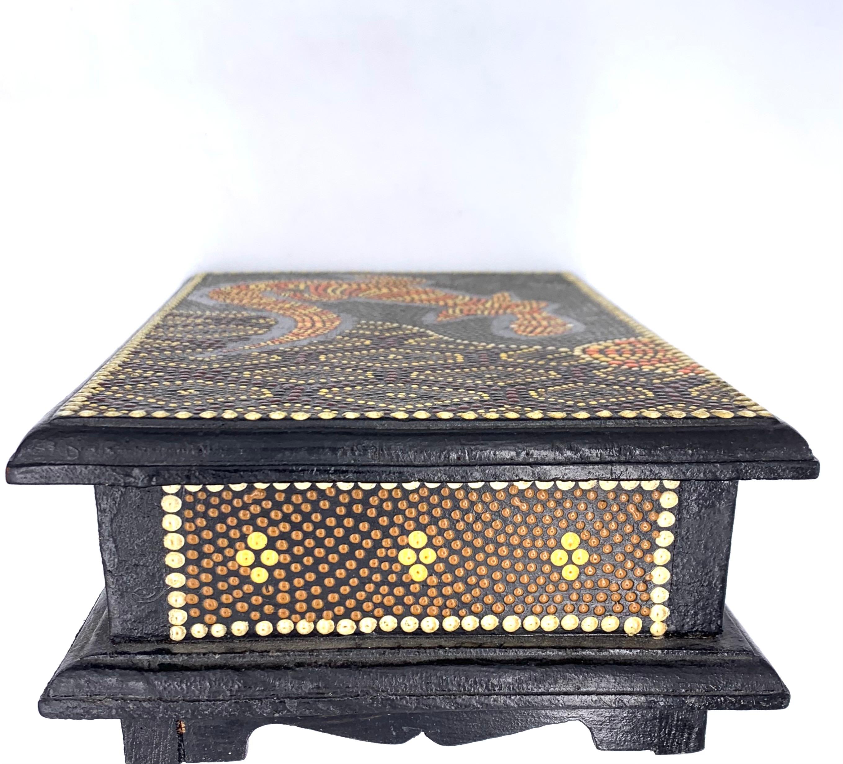 Early 20th Century Antique Box Casket Australien Aboriginal Oil Painting of a Lizard For Sale