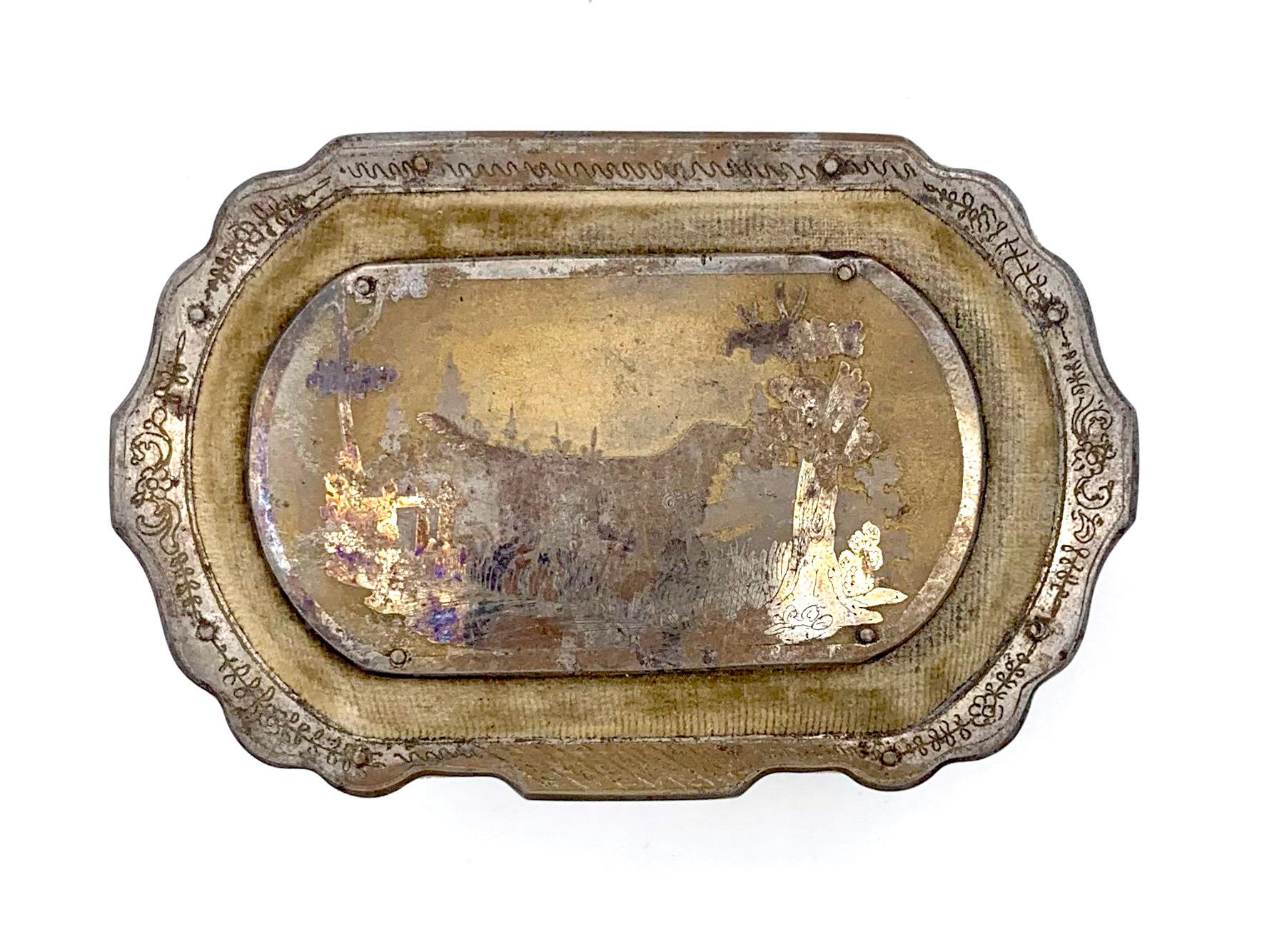 Esta encantadora caja se fabricó a mano en 1830 ca. Probablemente fue un regalo sentimental, una muestra de fidelidad y amistad. 
Es de madera recubierta de terciopelo. El interior está forrado de terciopelo morado. Los contornos de la tapa y la